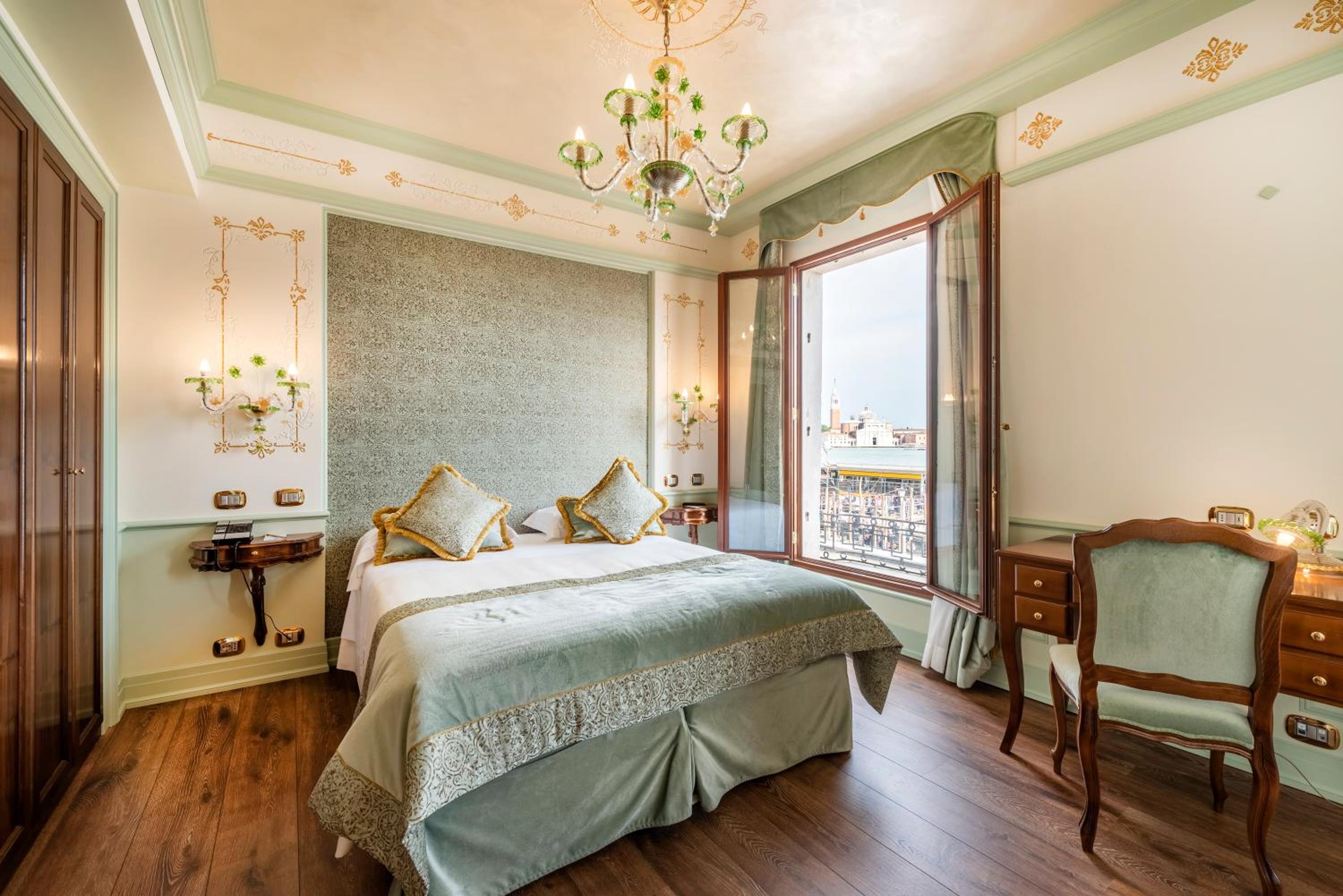 Deluxe Double or Twin Room with Grand Canal View photo 3