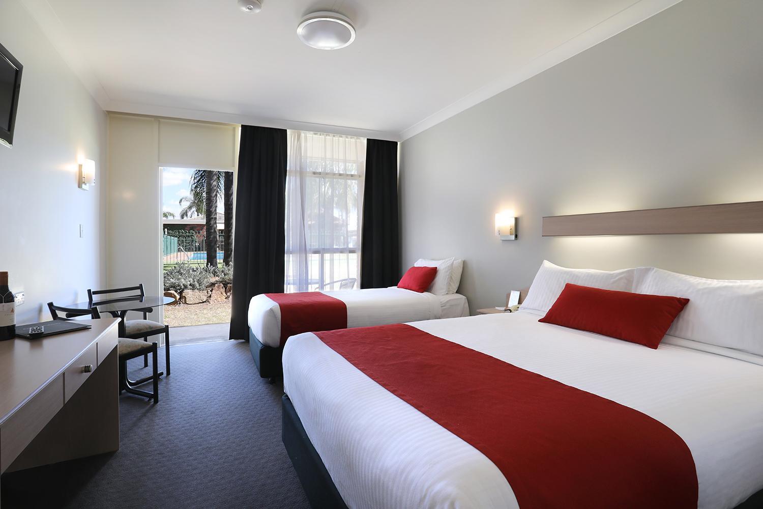 Triple Room with Pool View - Photo 1