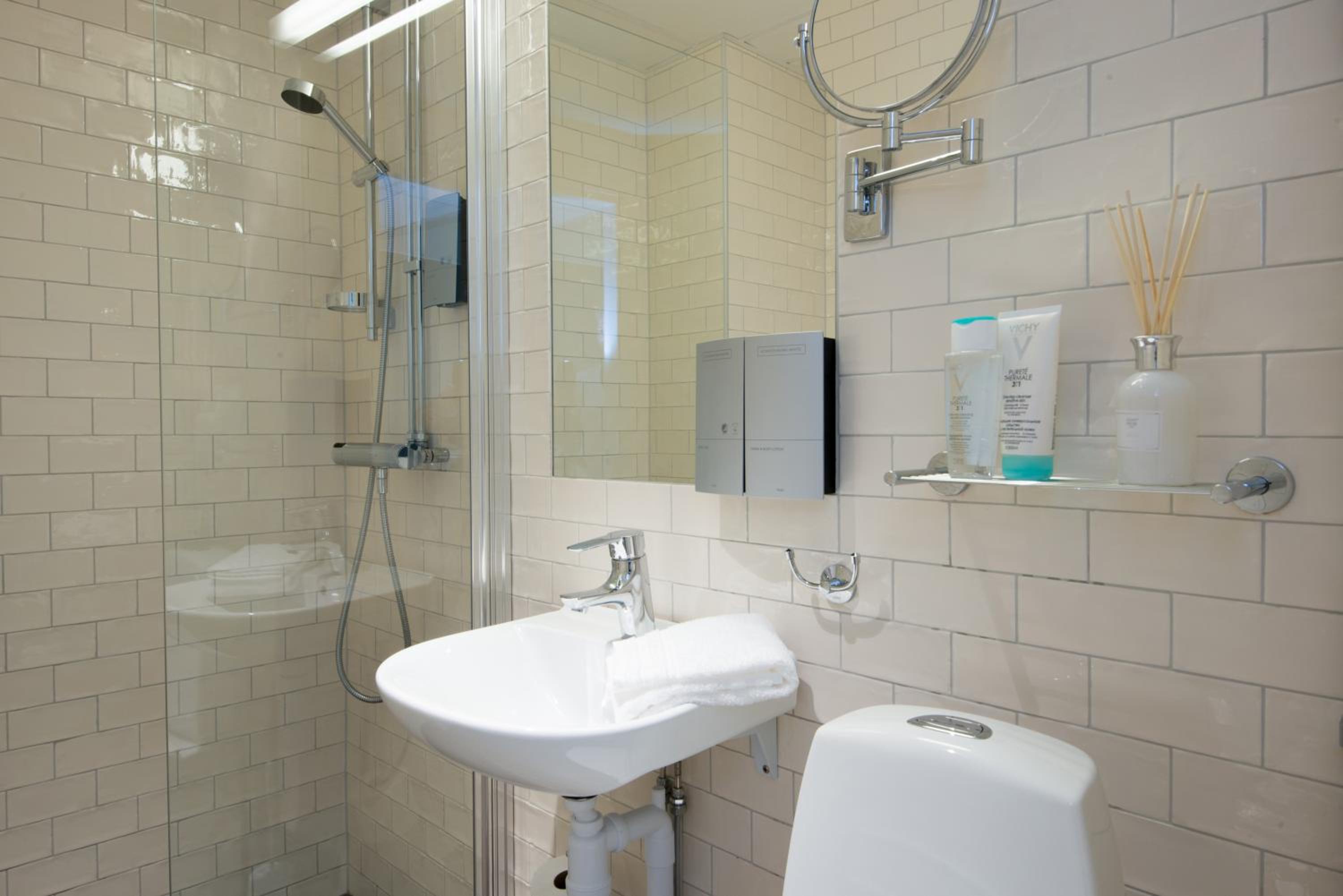 Standard Twin Room - Photo 16