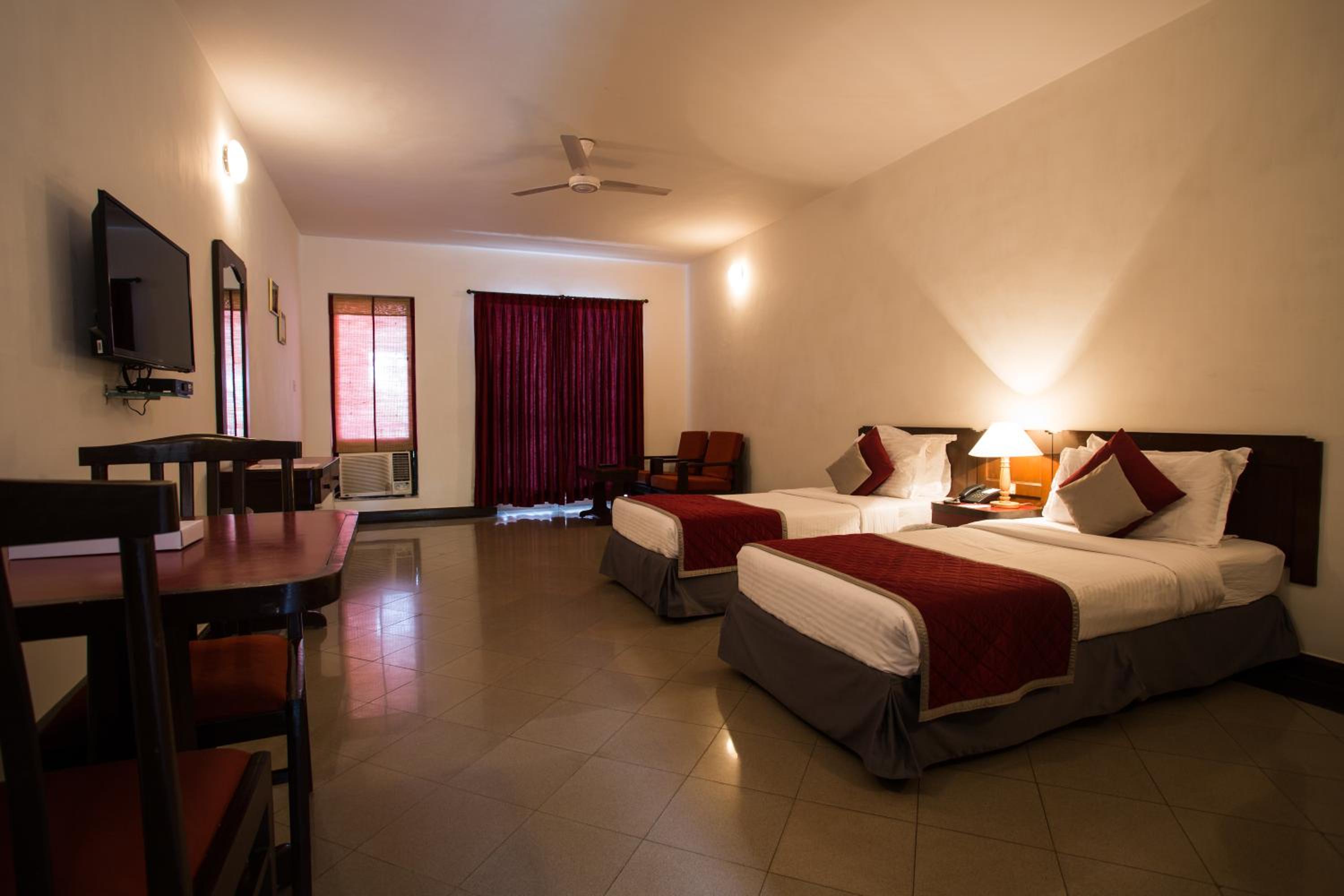 Standard Double or Twin Room - Photo 9