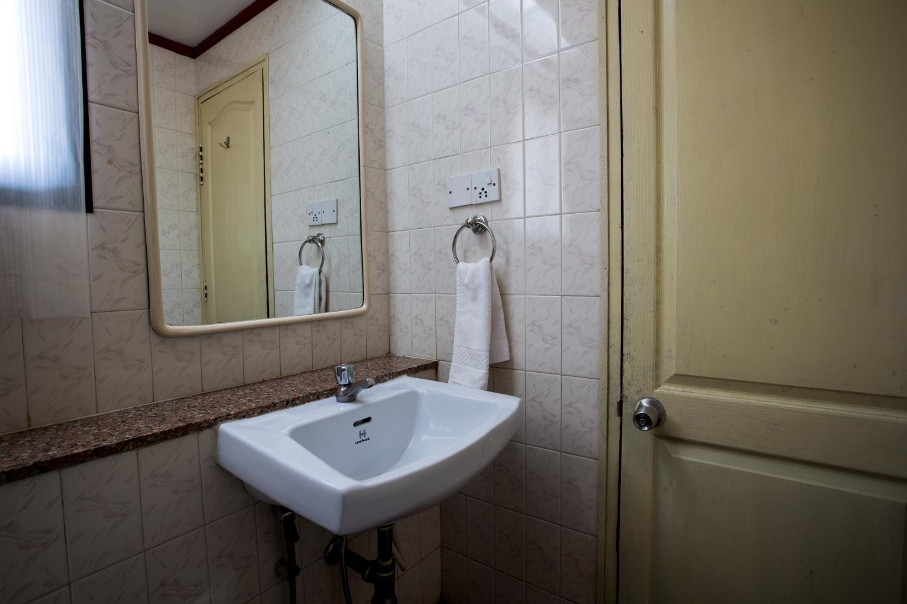 Standard Double or Twin Room - Photo 4