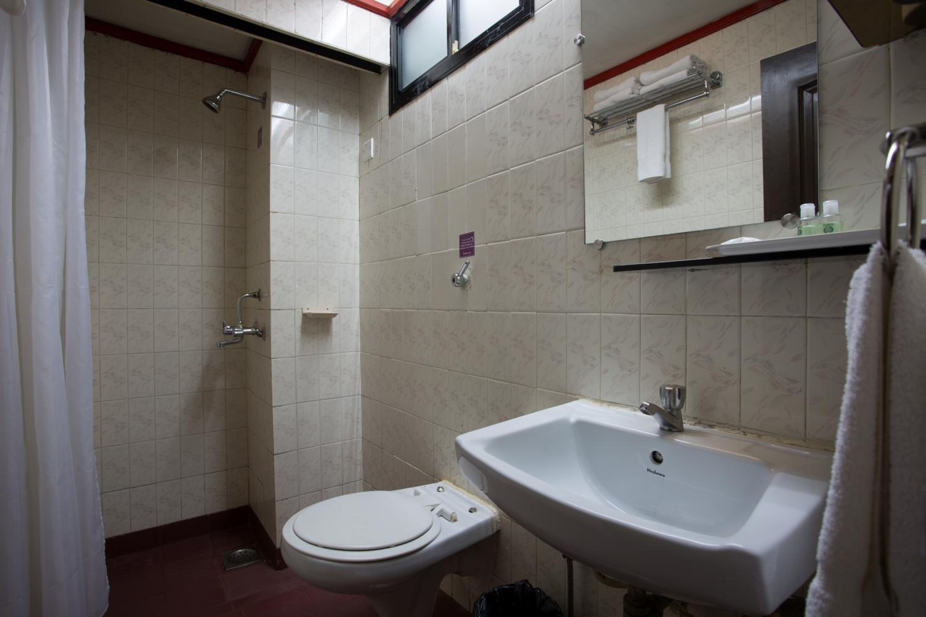 Standard Double or Twin Room - Photo 8