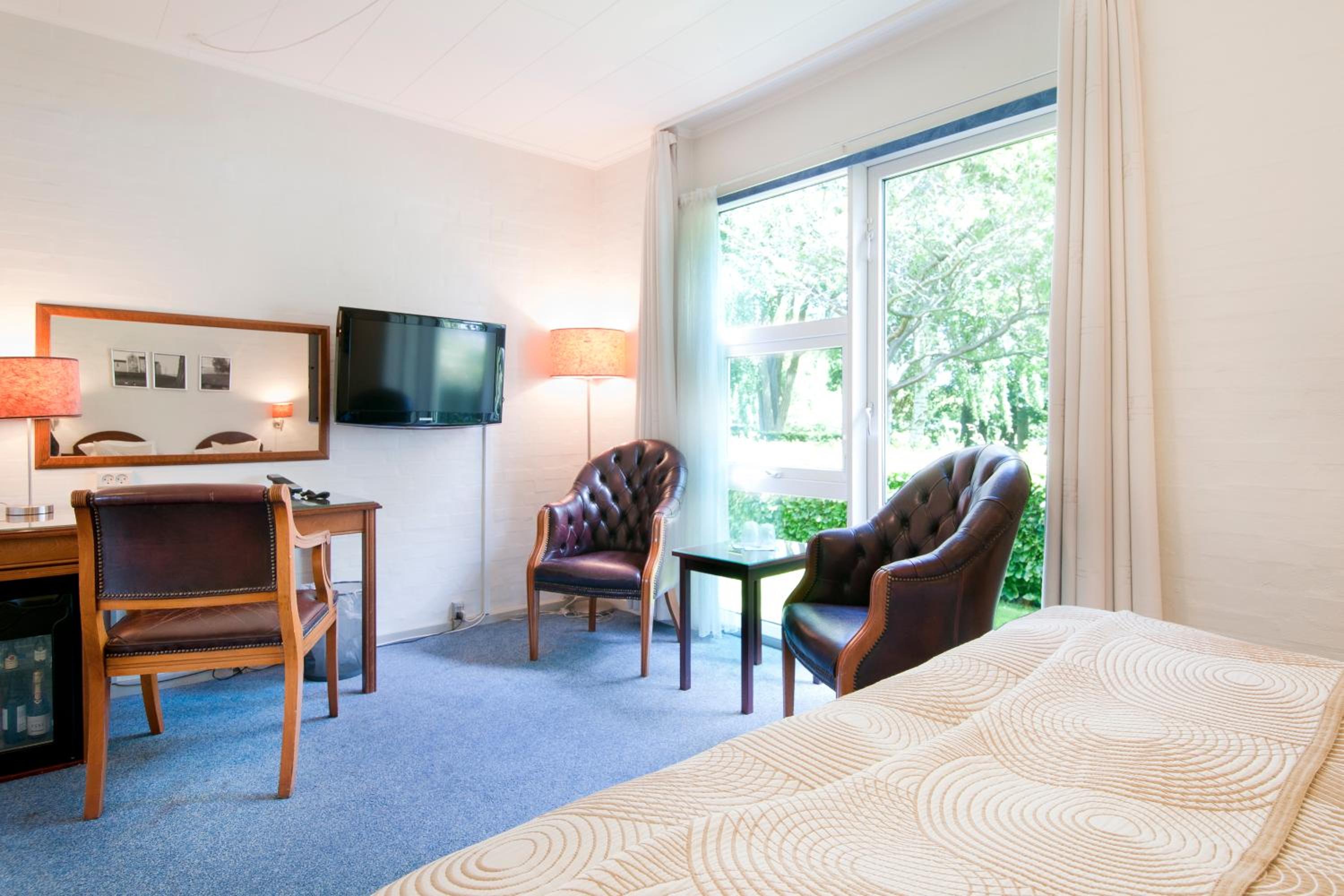 Double Room with Lake View - Photo 2
