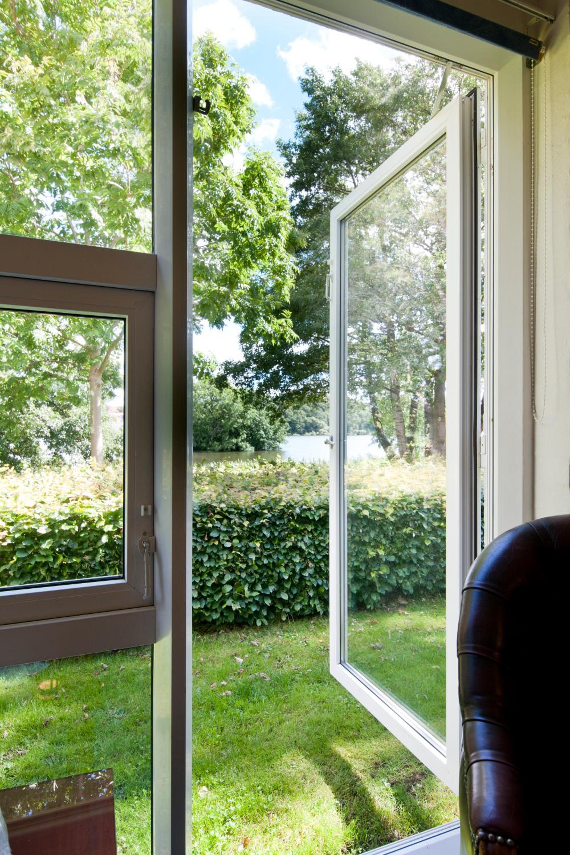 Double Room with Lake View - Photo 6