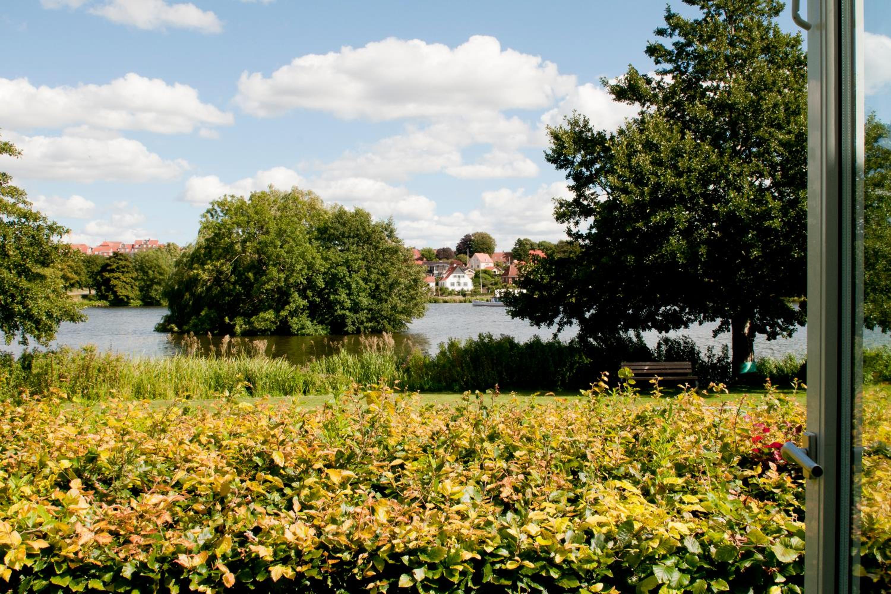 Double Room with Lake View - Photo 4