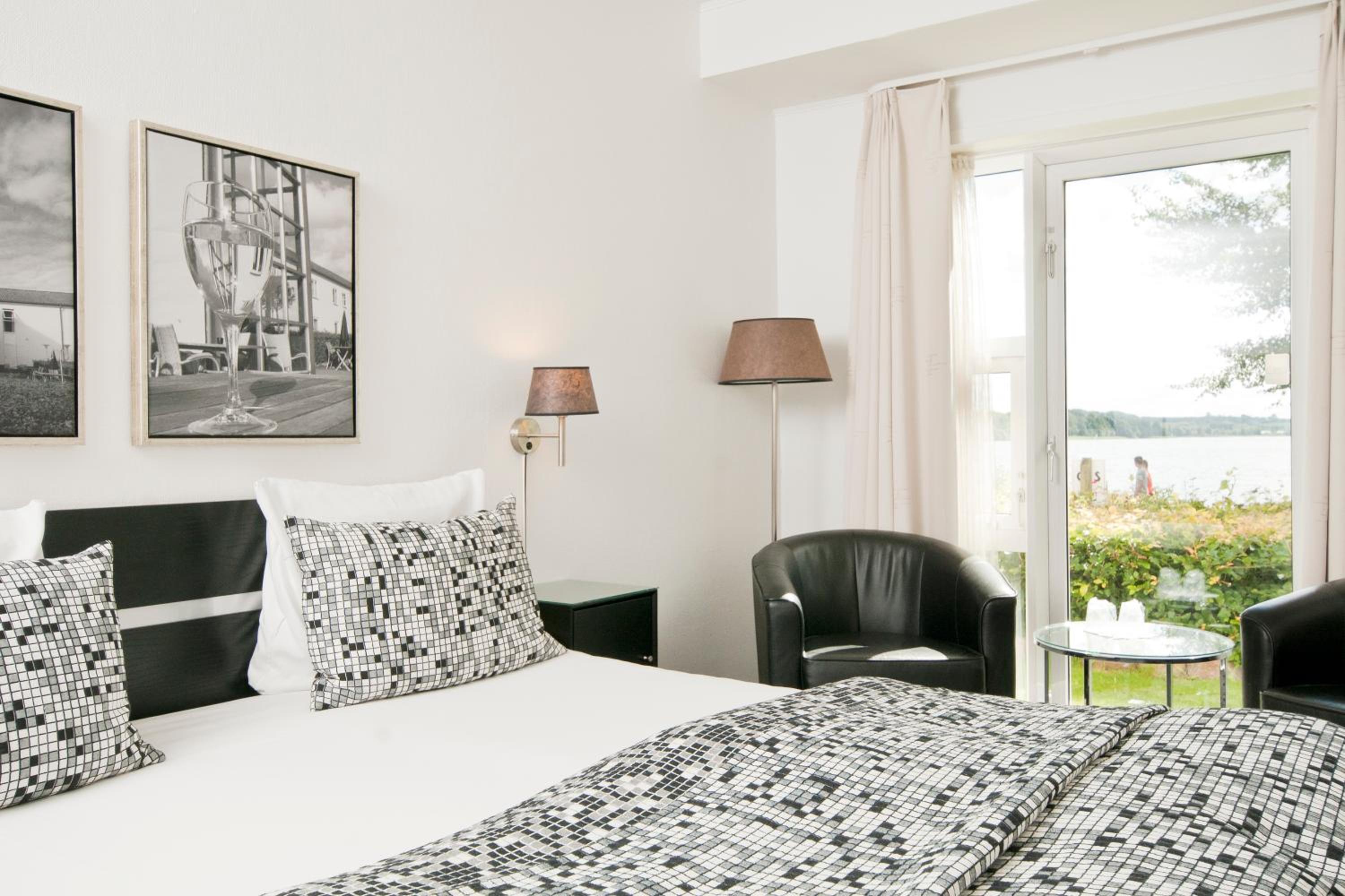 Double Room with Lake View - Photo 3