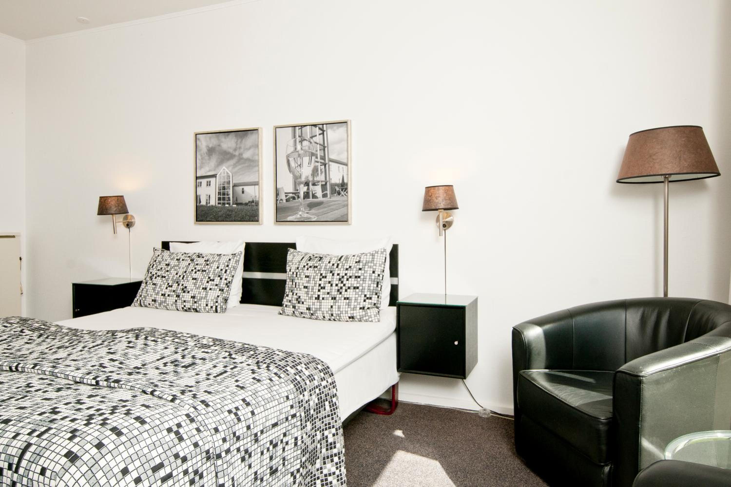 Double Room with Lake View - Photo 10