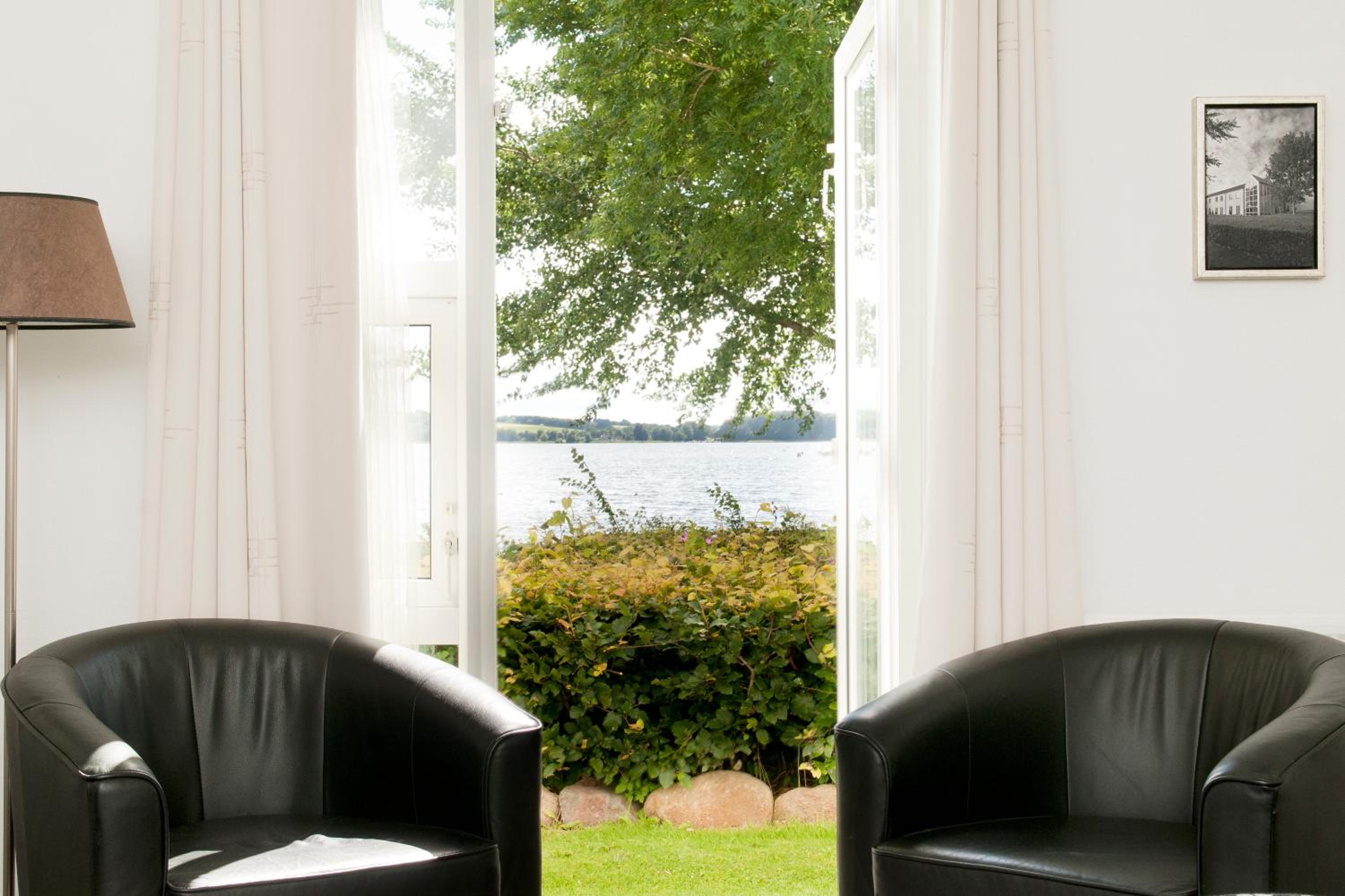 Double Room with Lake View - Photo 11