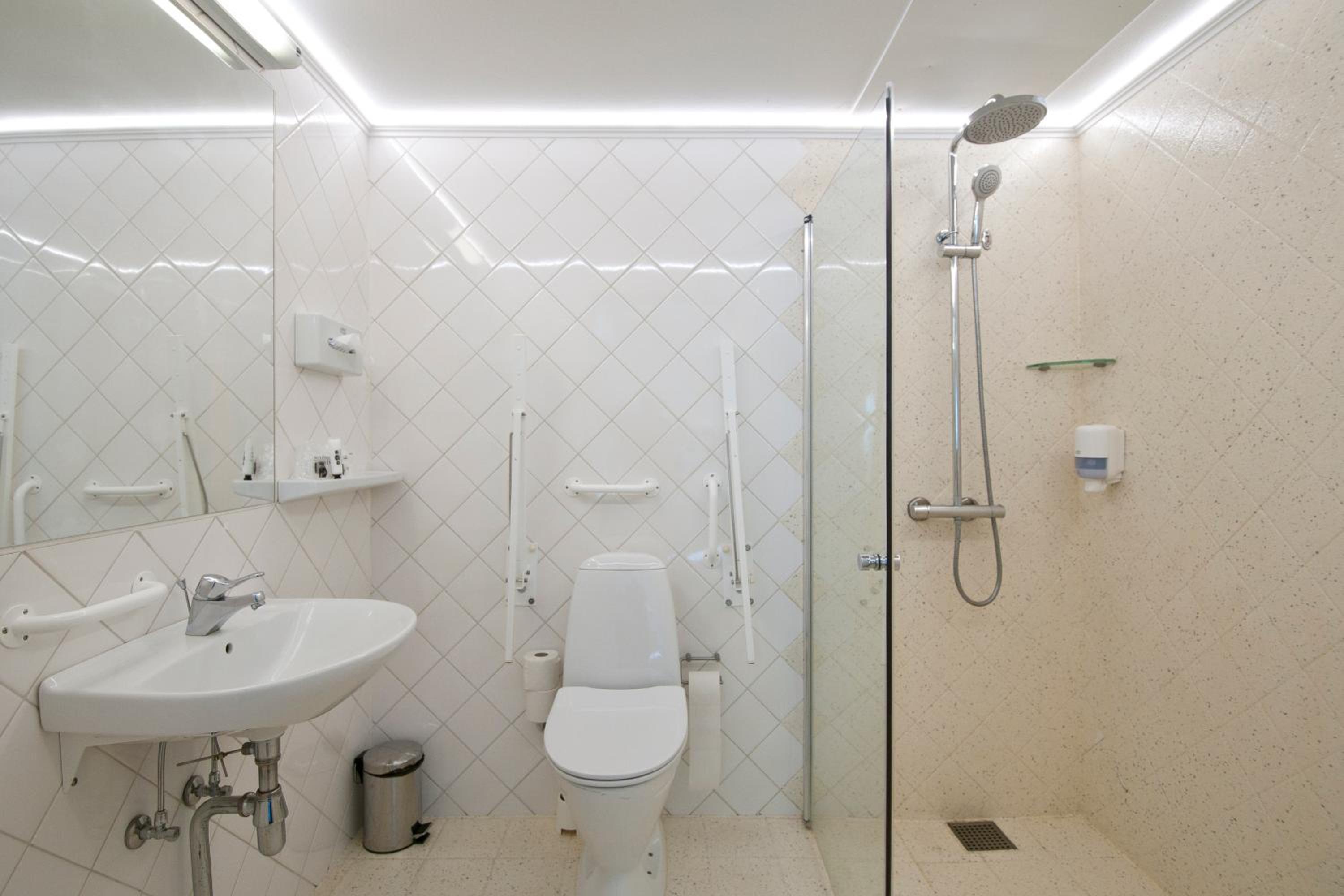 Double Room with Lake View - Photo 9