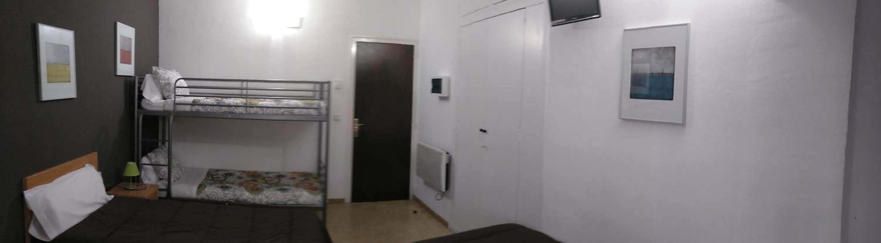 Family Room with Shared Bathroom photo 3