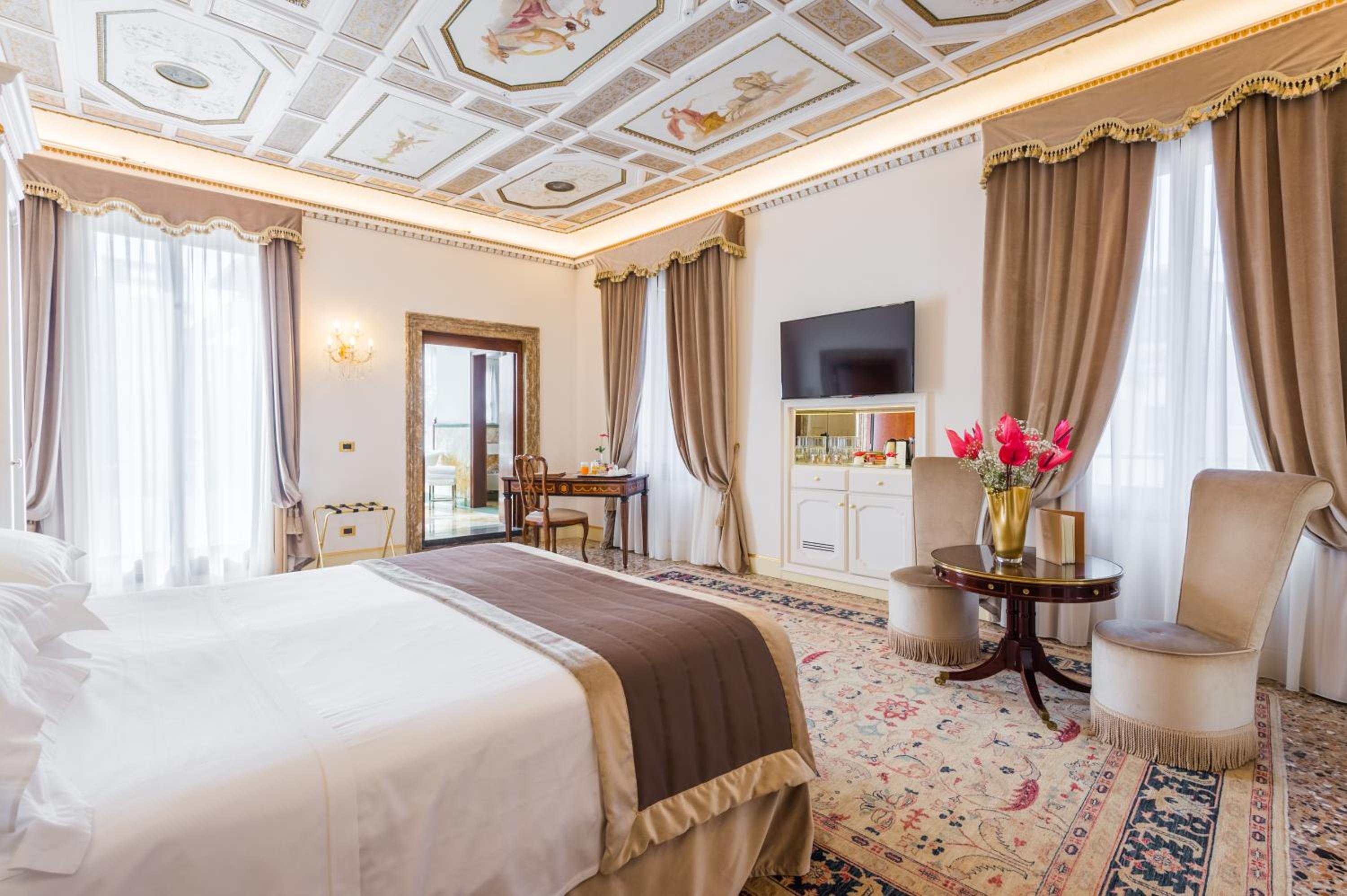 Junior Suite with Terrace thumbnail 5