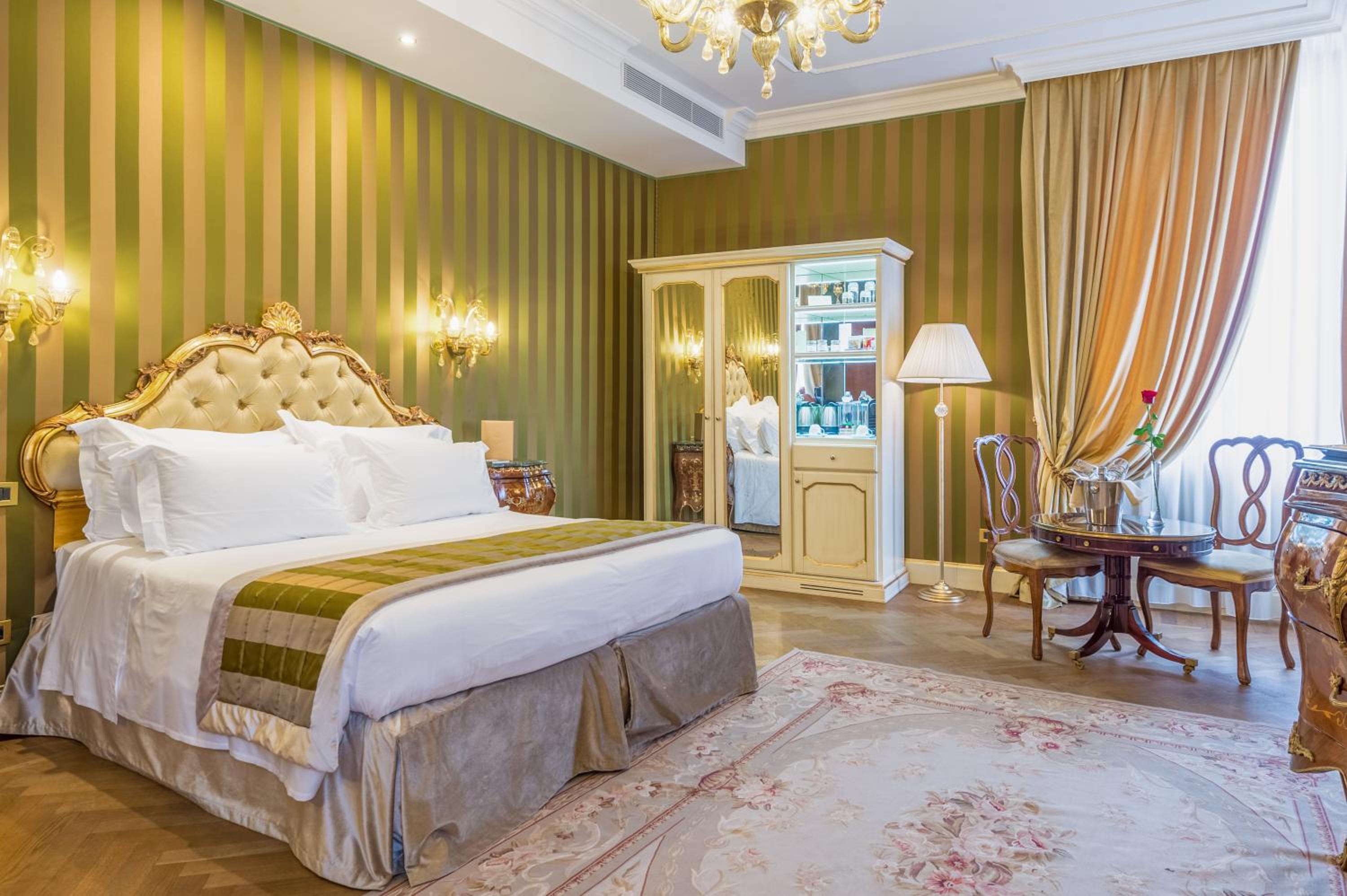 Suite with Canal View thumbnail 5
