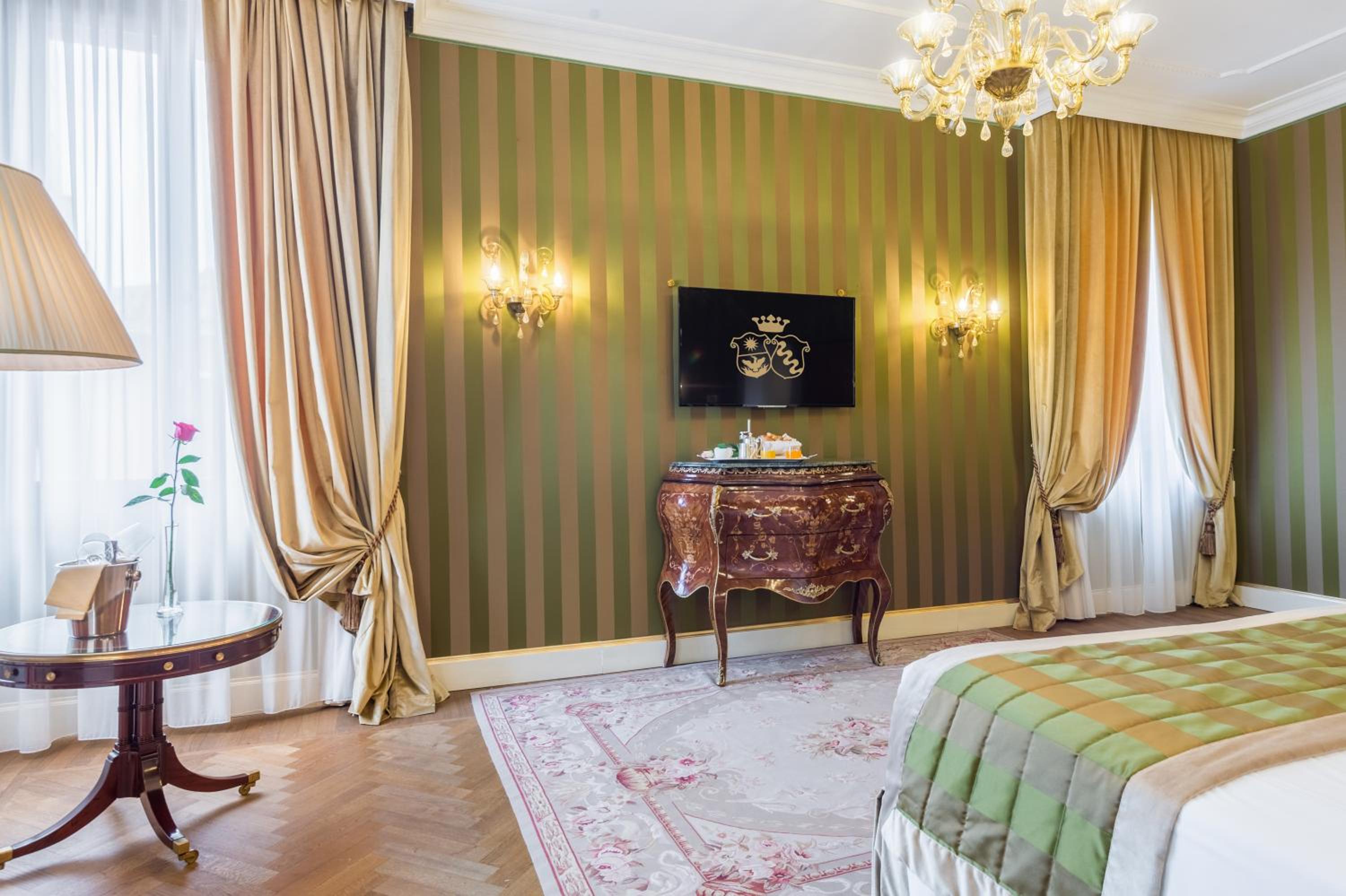Suite with Canal View
