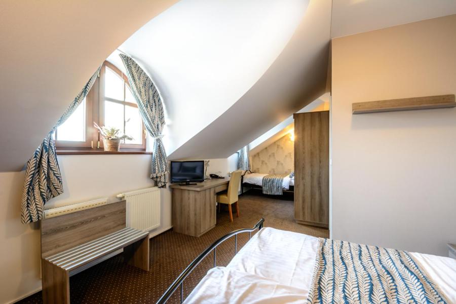 Deluxe Triple Room with City View - Photo 2