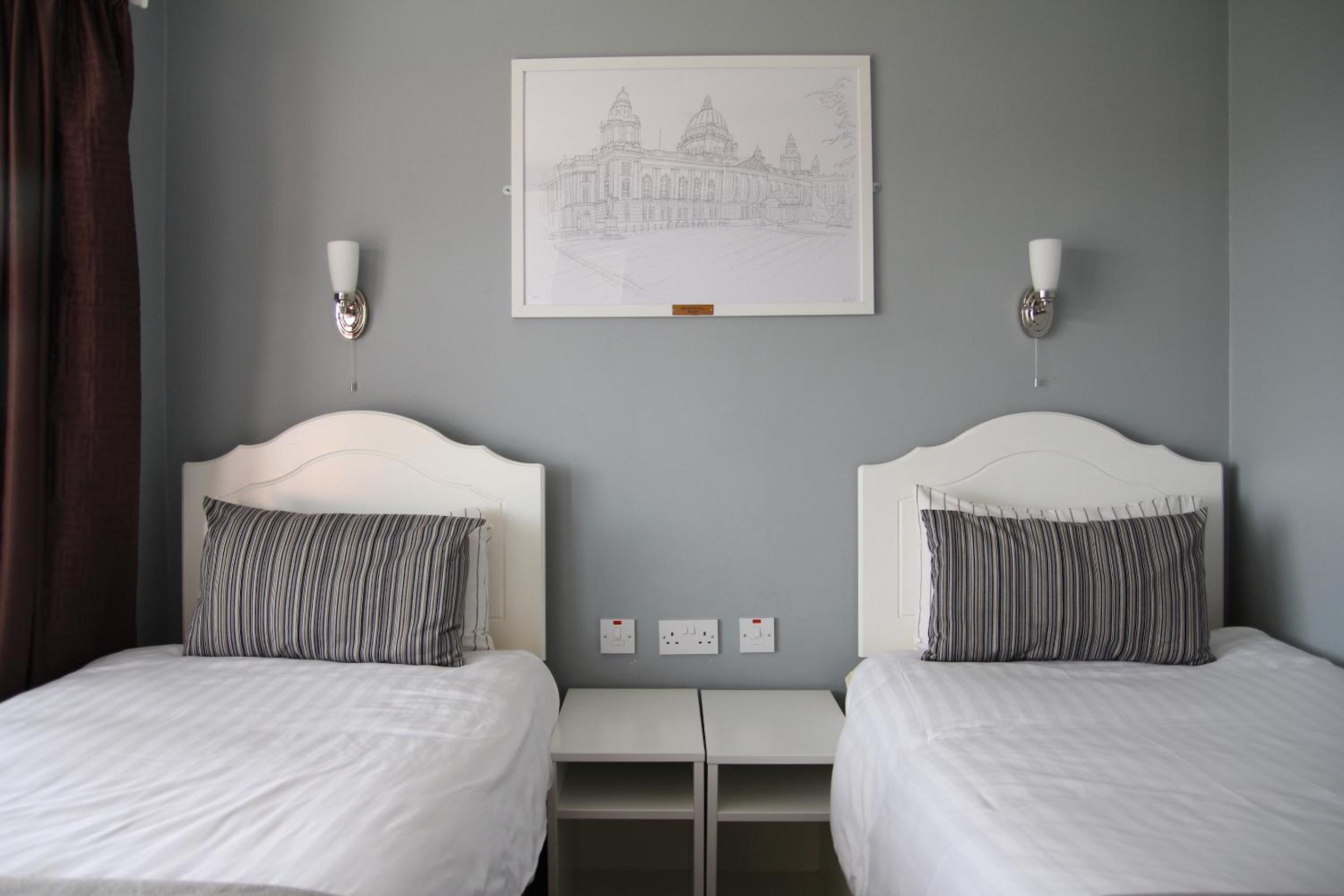 Twin Room with Private Bathroom photo 2