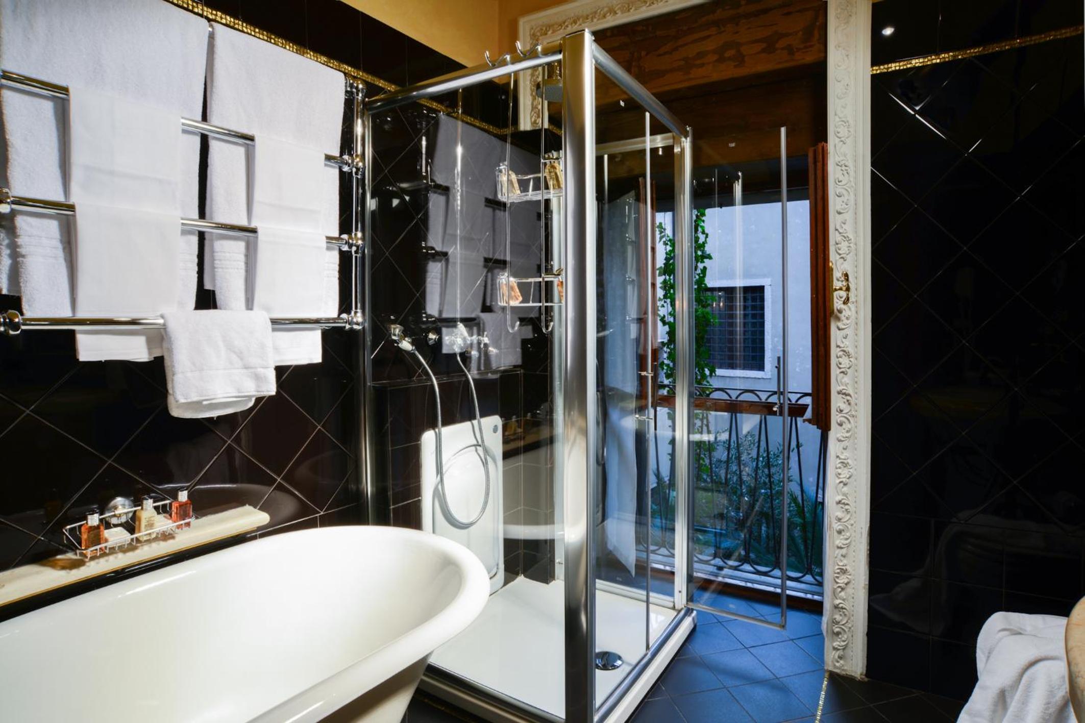 Double Room thumbnail 5
