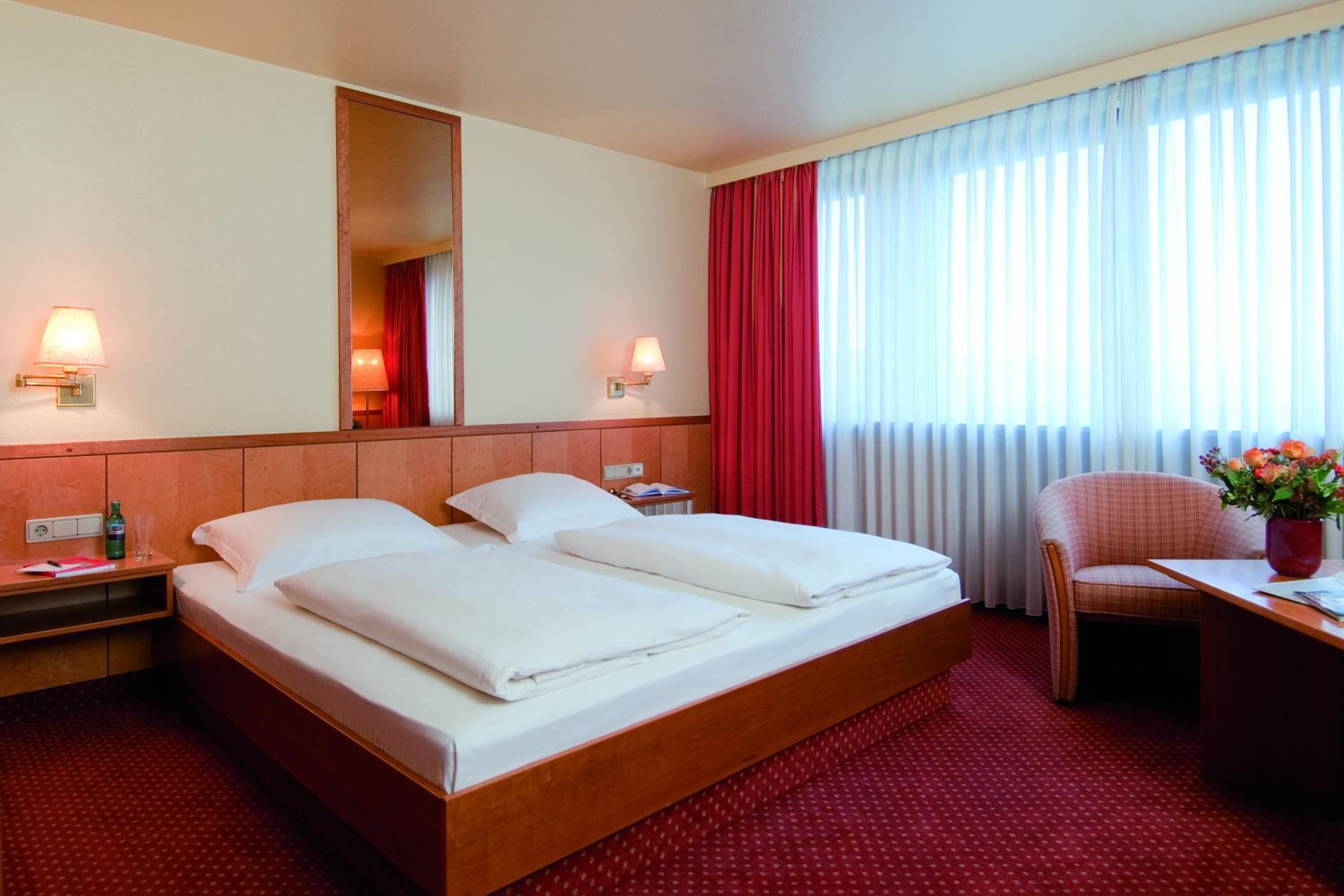 Superior Comfort King Room - Non-Smoking photo 1