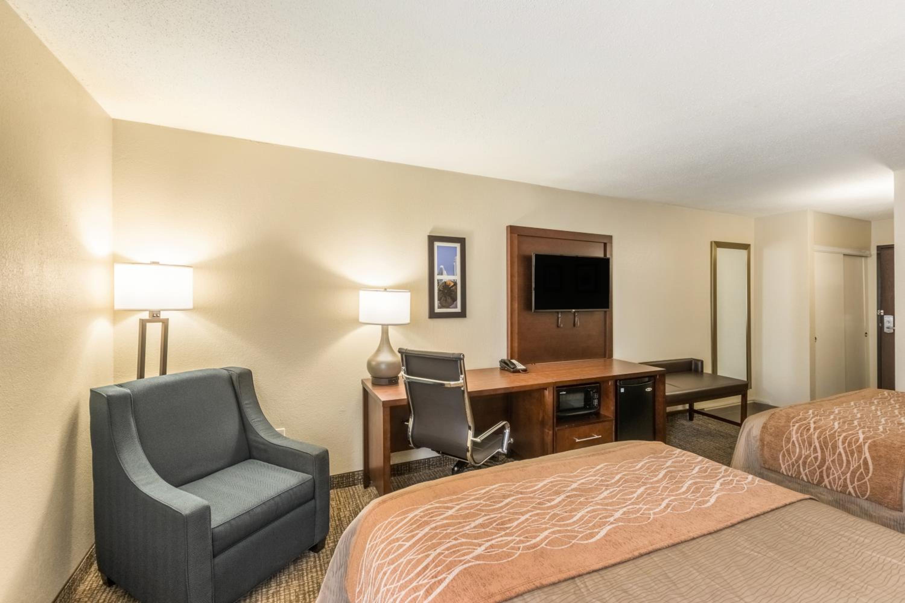 Queen Room with Two Queen Beds - Non-Smoking - Photo 7