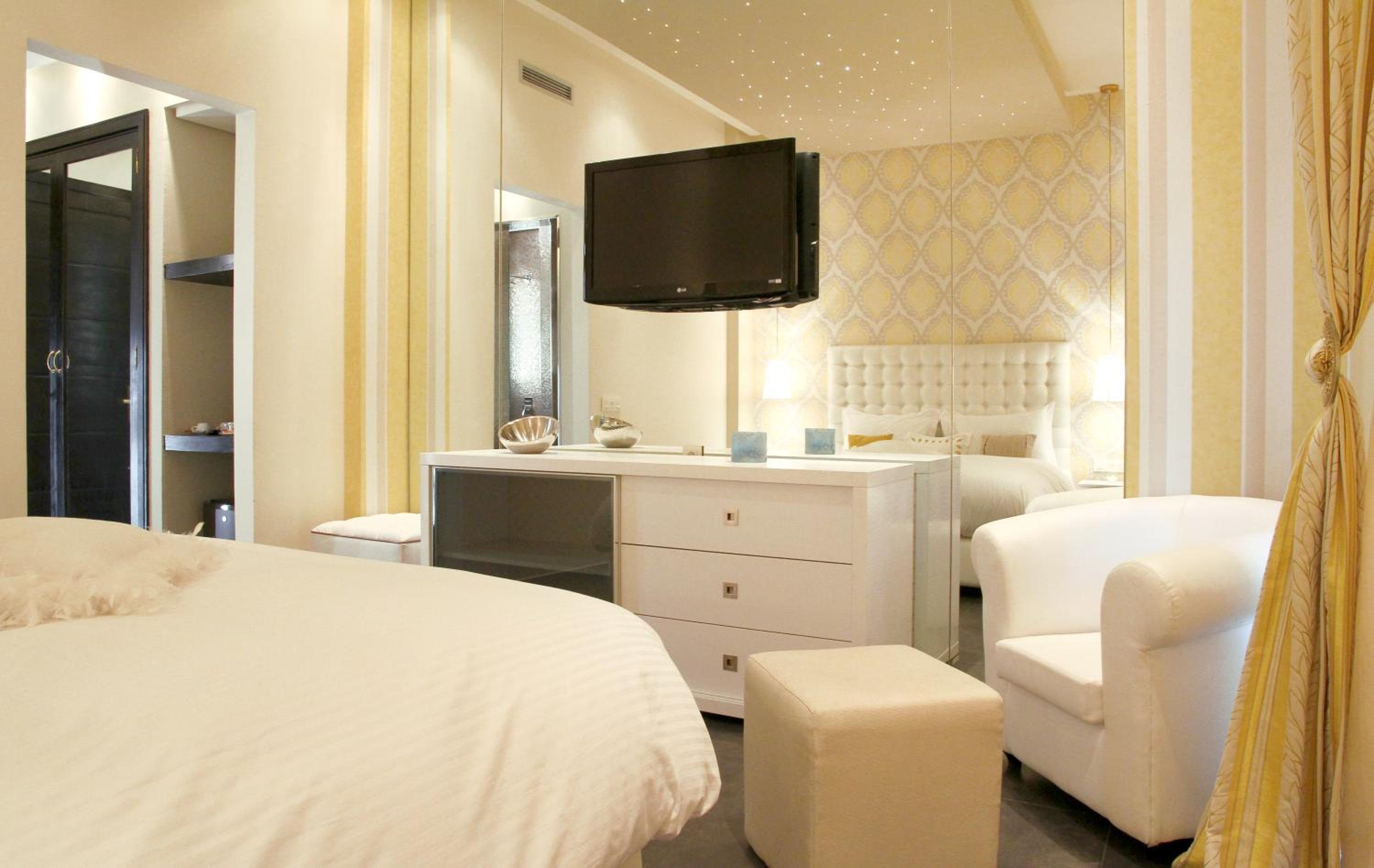 Deluxe Double Room - Photo 20