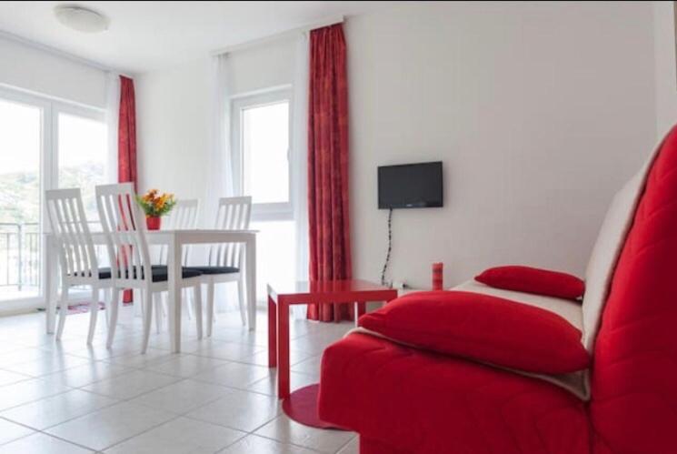 One-Bedroom Apartment with Balcony and Sea View - Photo 5