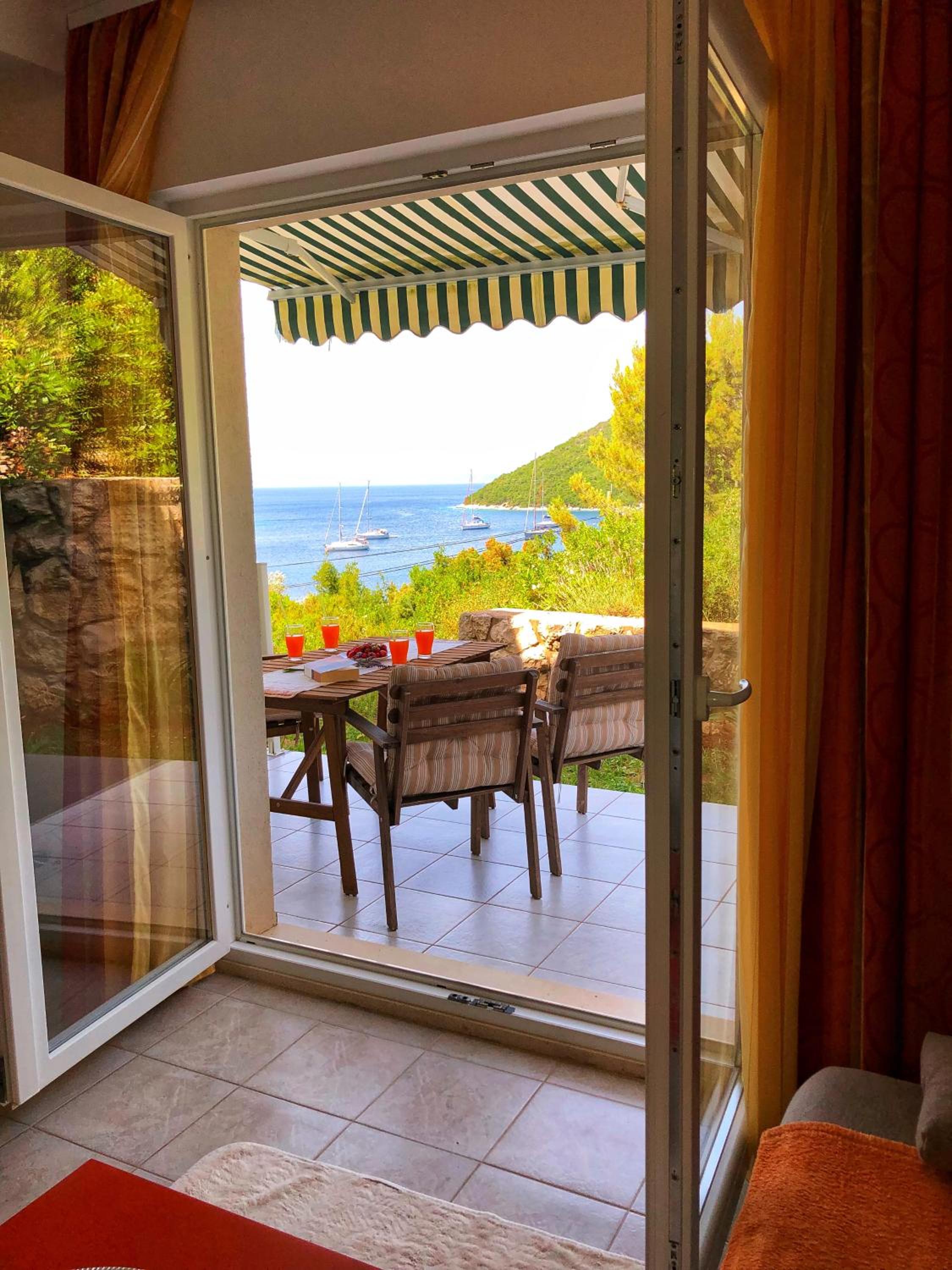 One-Bedroom Apartment with Balcony and Sea View - Photo 22