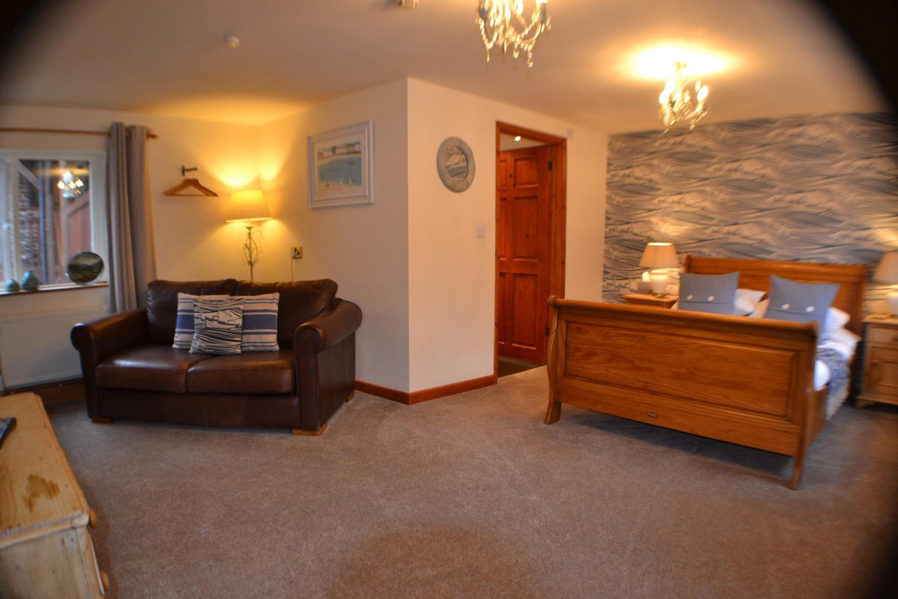 Deluxe King Room - Photo 4