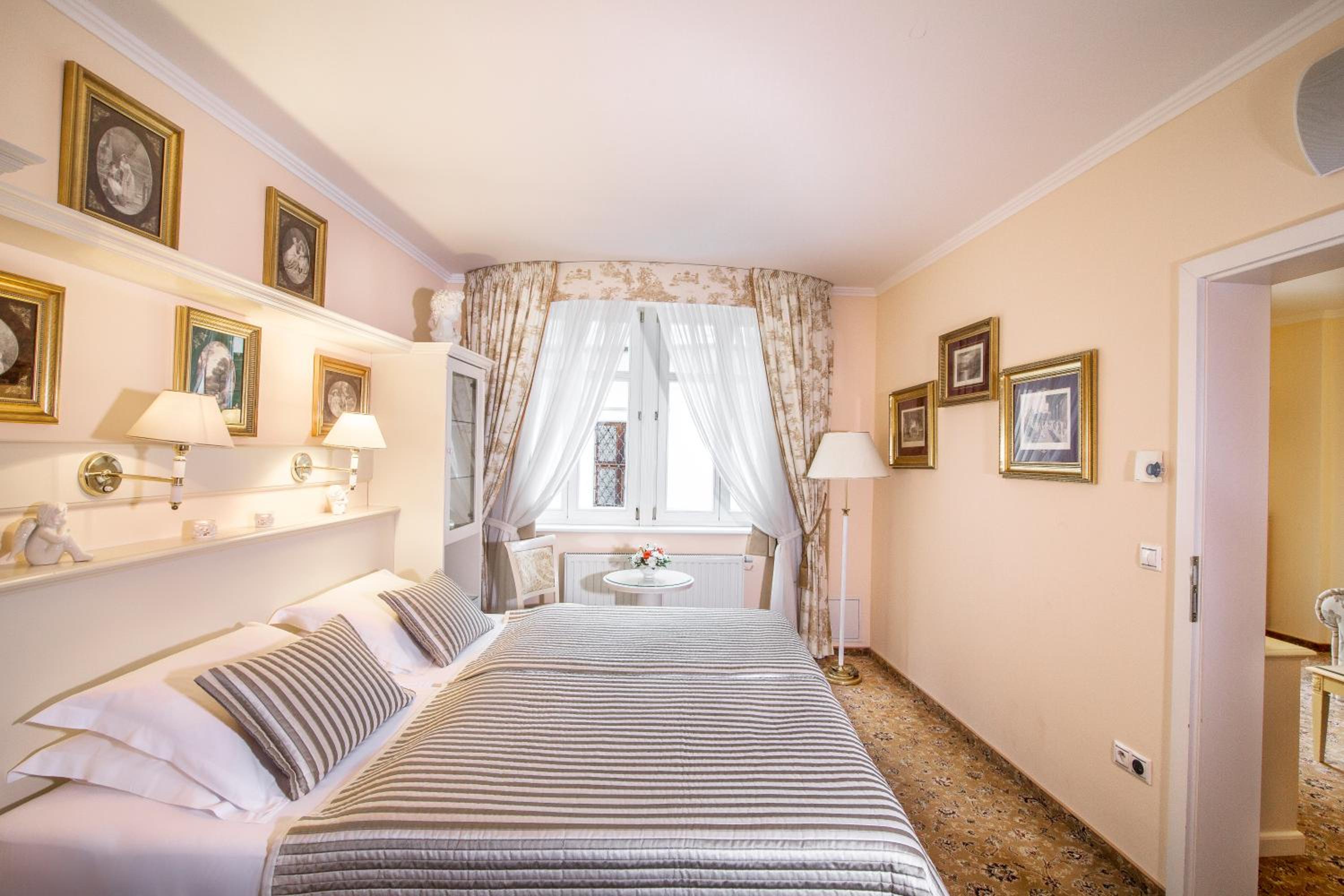 Suite - Photo 1