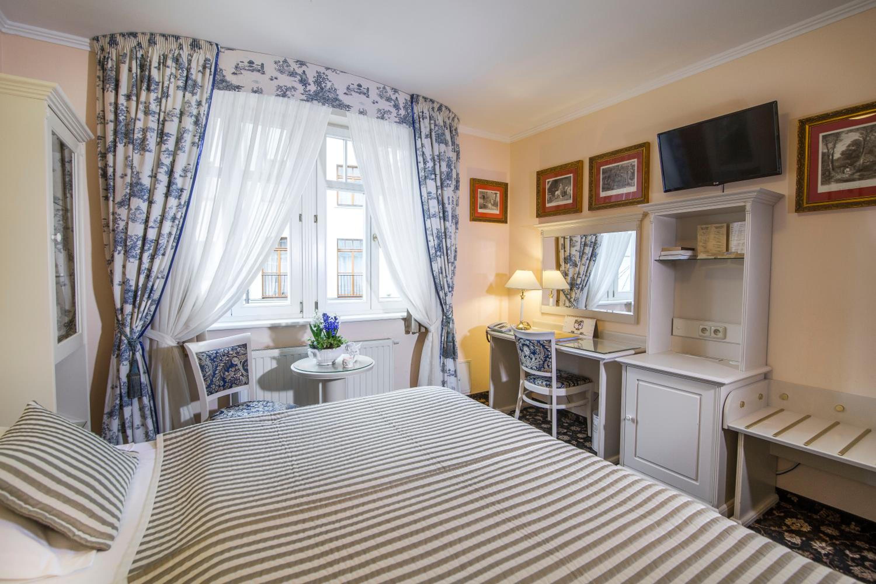 Double or Twin Room - Photo 8