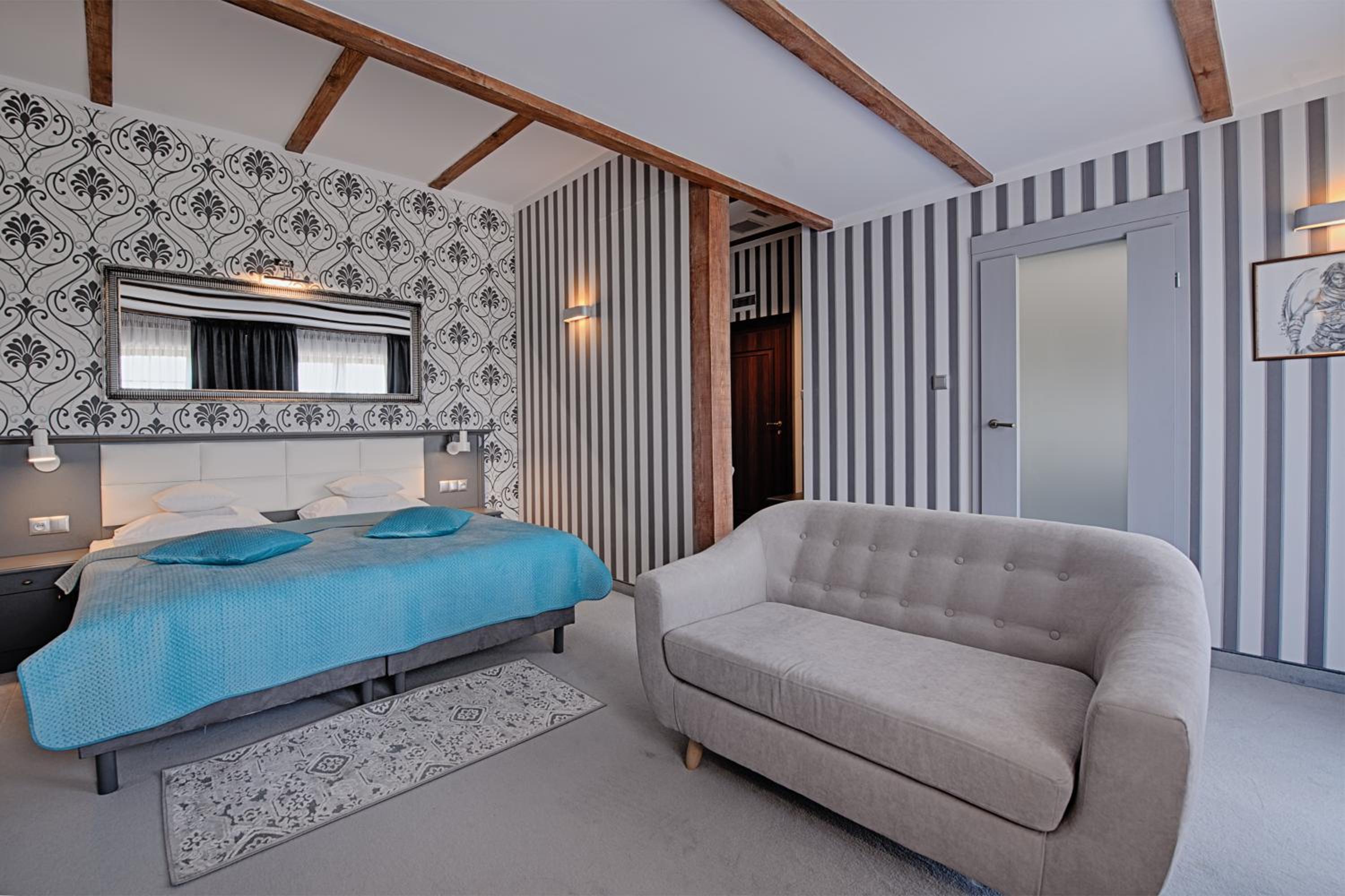 Deluxe Double Room with Balcony - Photo 6