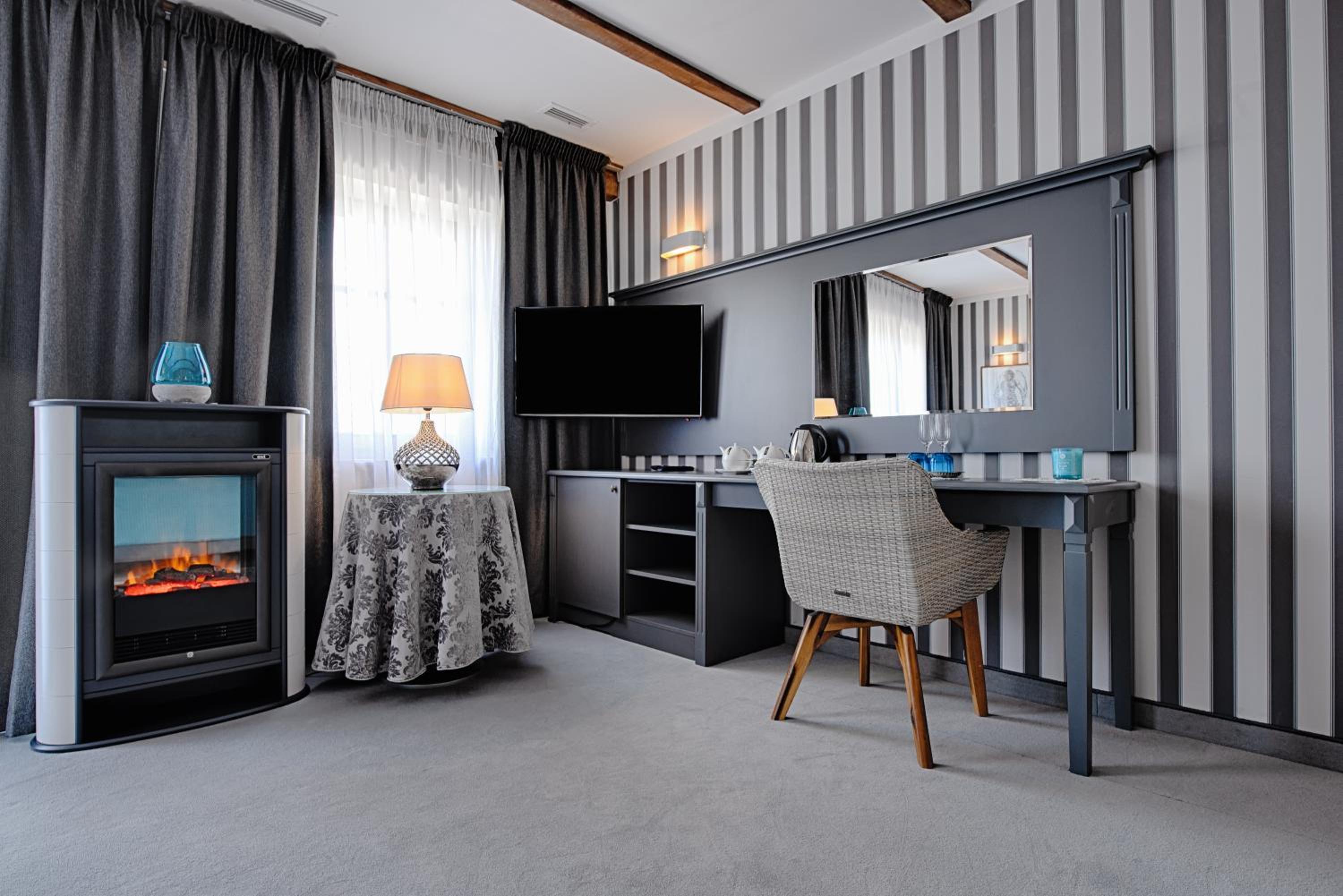 Deluxe Double Room with Balcony - Photo 8