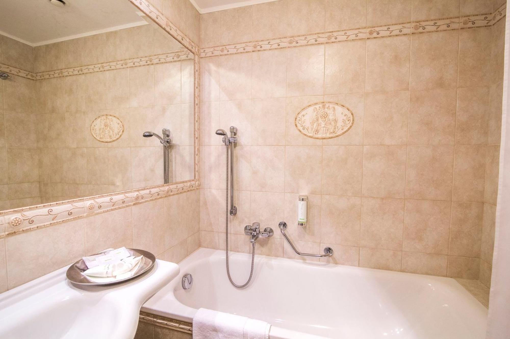 Suite - Photo 11