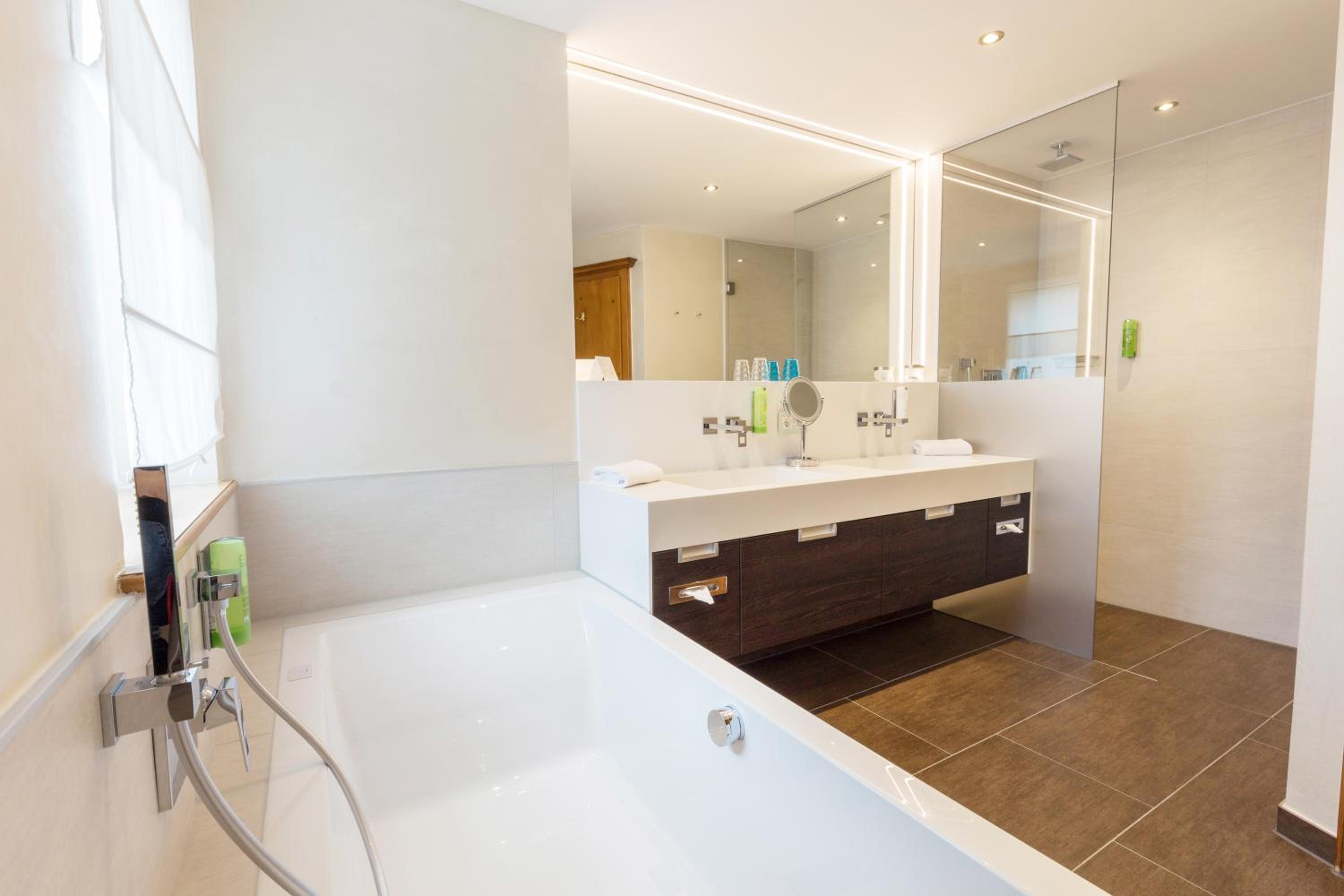 Suite with Lake View - Photo 5