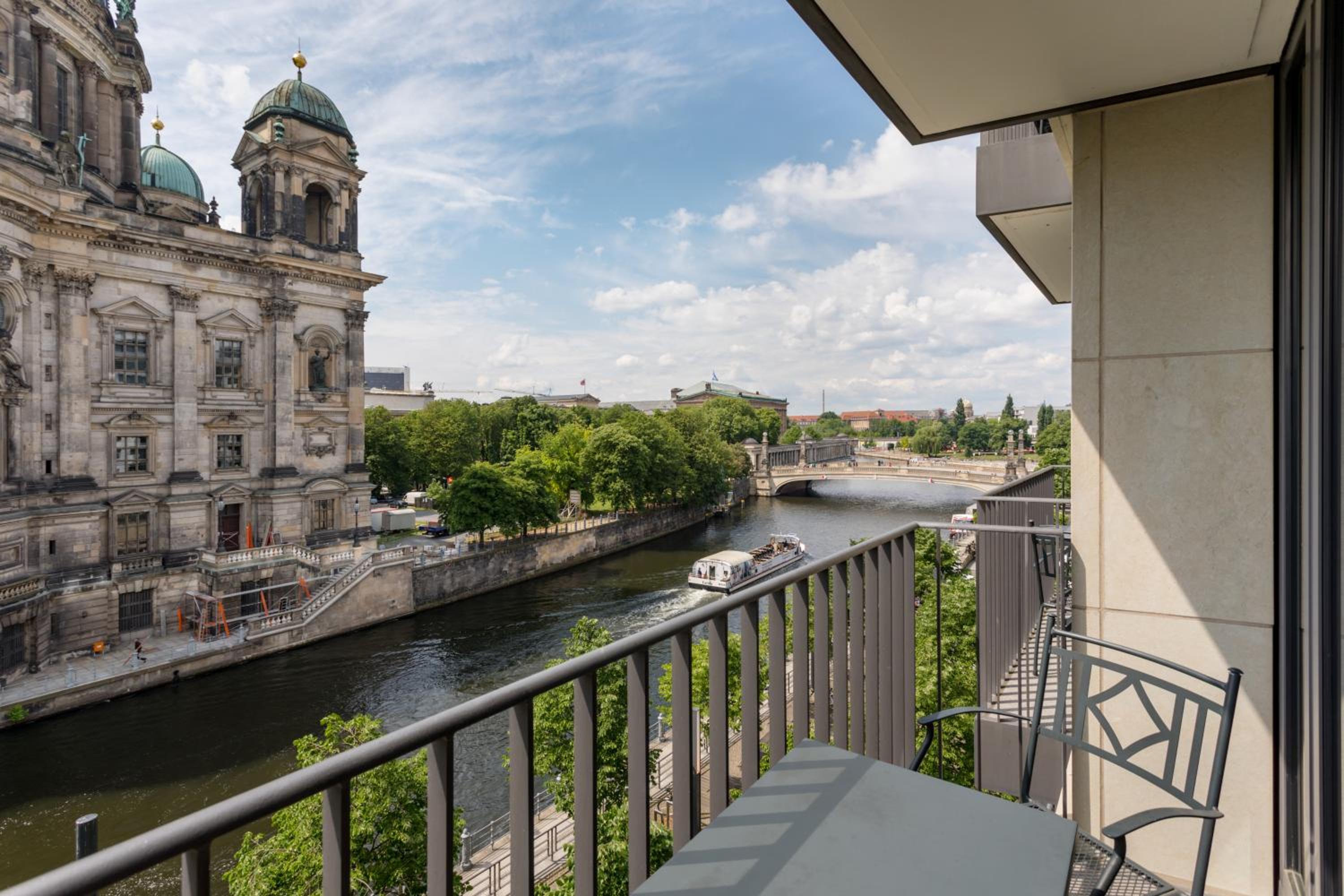 Premium-Kollektion mit Balkon und Blick auf den Dom
