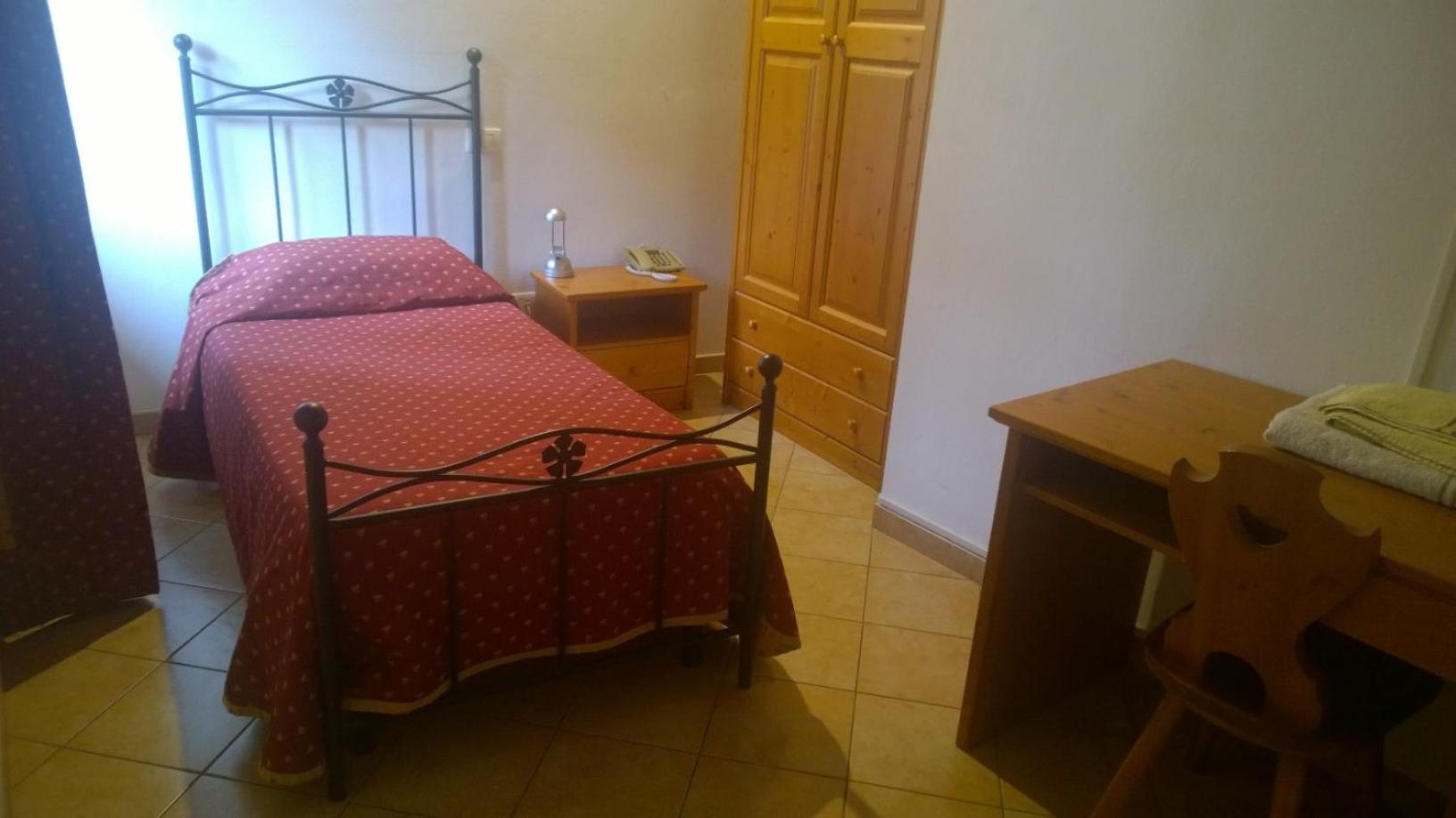 Standard Single Room With Shared Bathroom photo 2