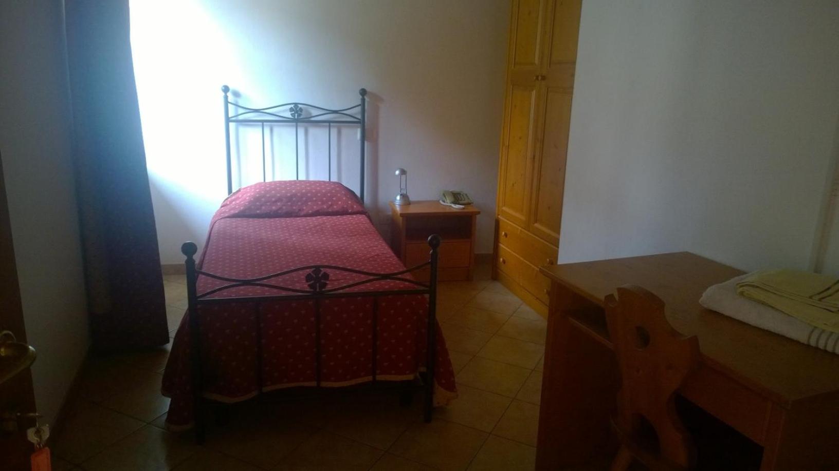 Standard Single Room With Shared Bathroom photo 3