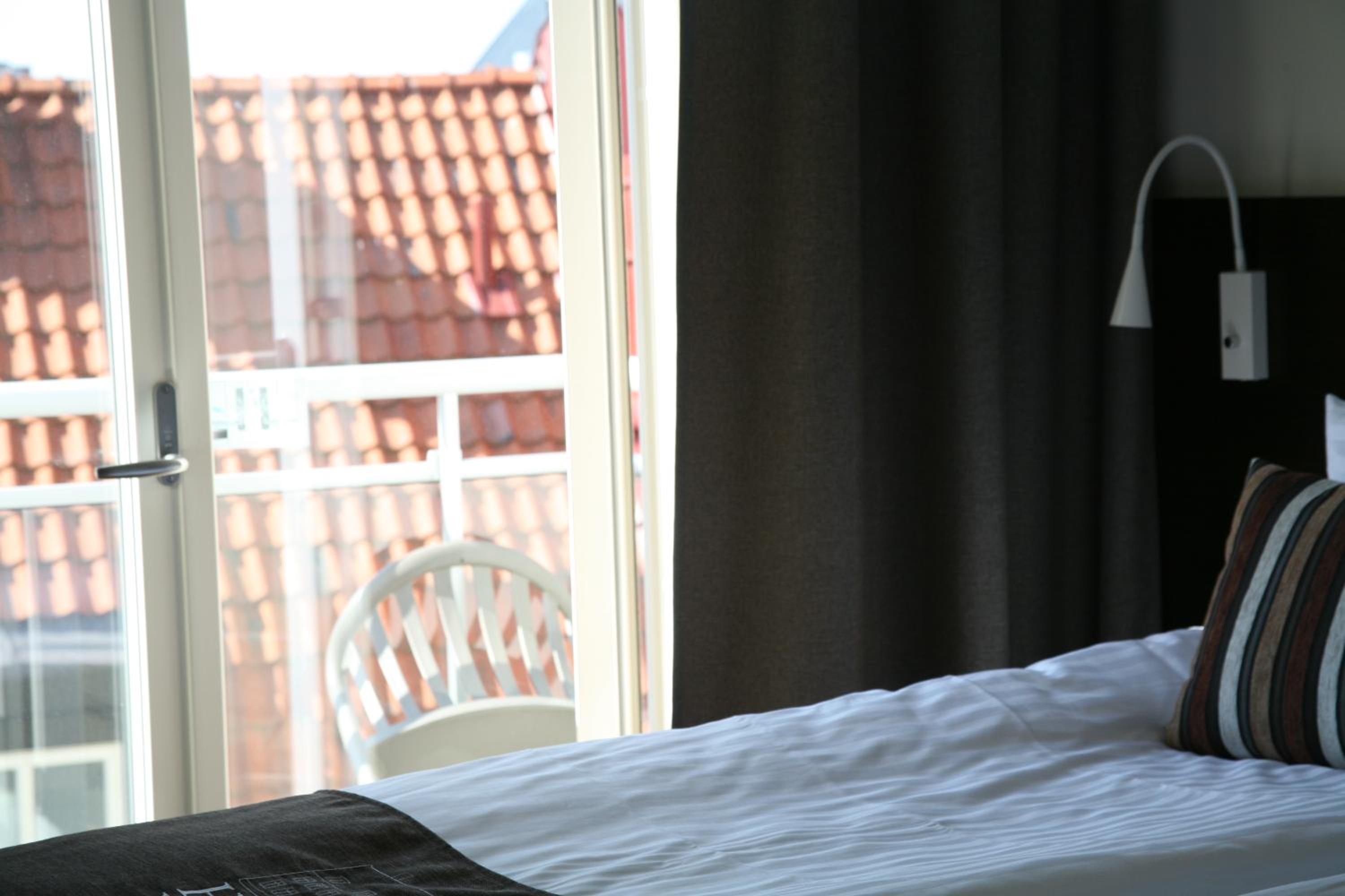Superior Twin Room with Balcony thumbnail 5