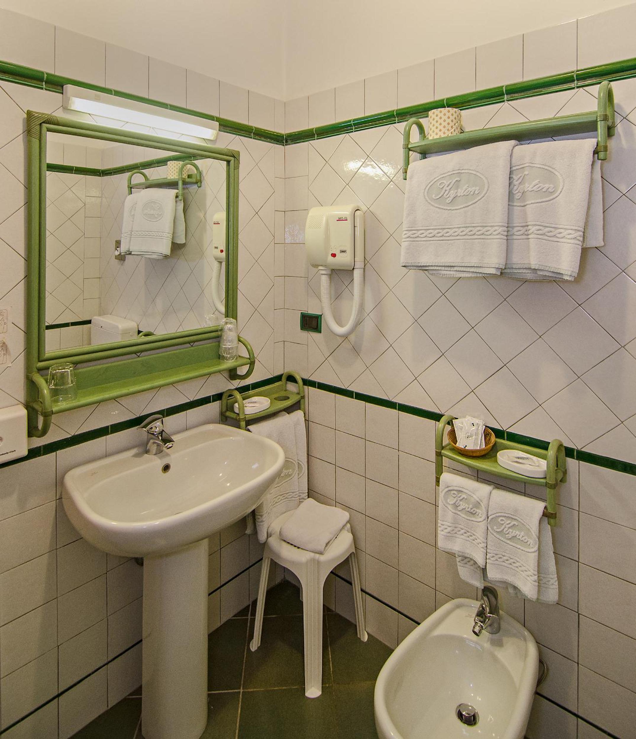 Standard Double or Twin Room photo 3