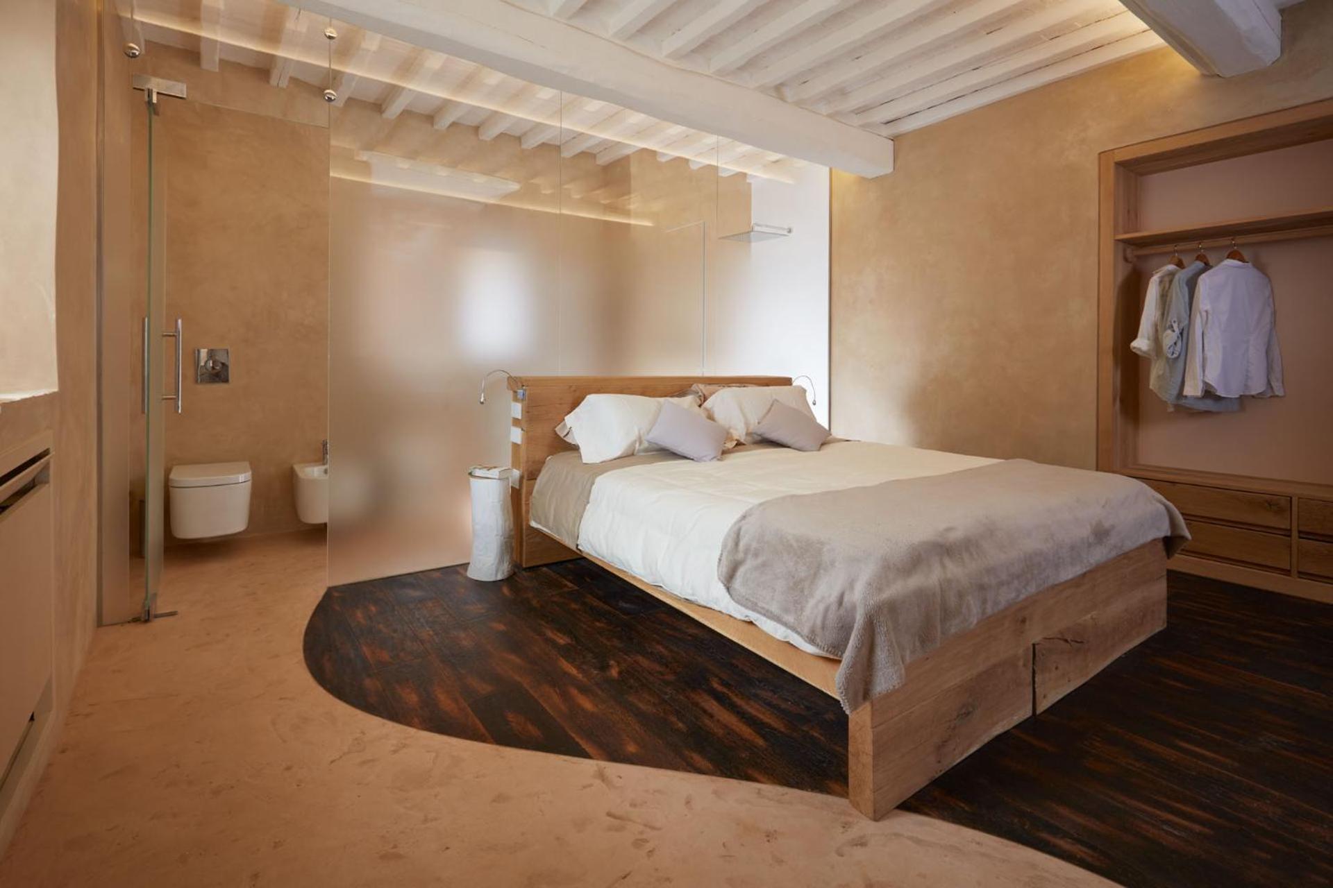 Deluxe Double Room with Bath - Photo 7