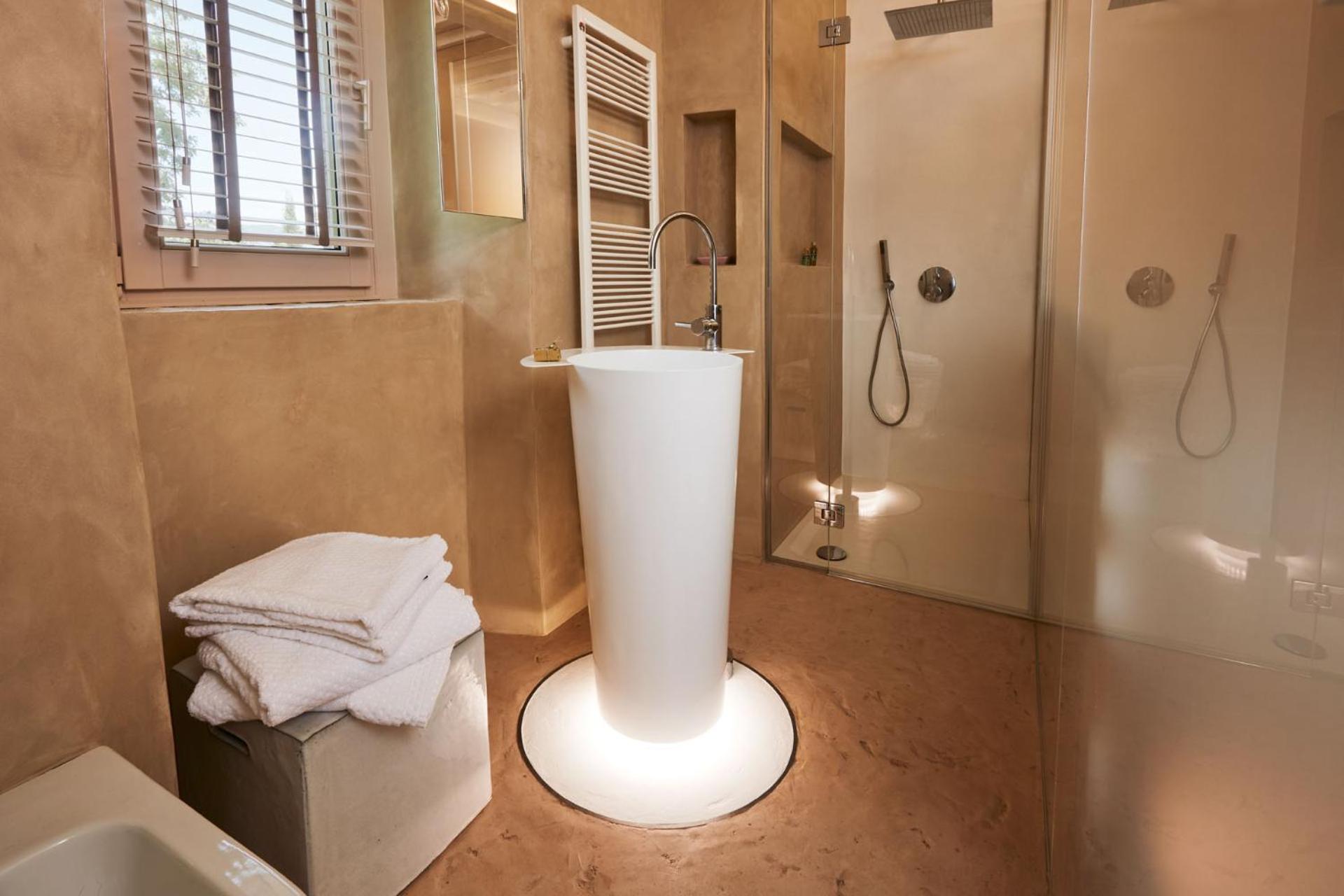 Deluxe Double Room with Bath - Photo 8