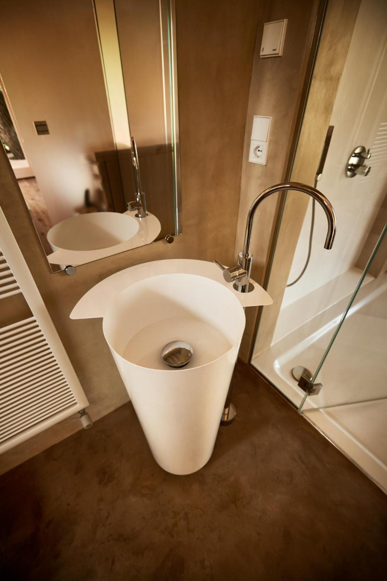 Deluxe King Room - Photo 11