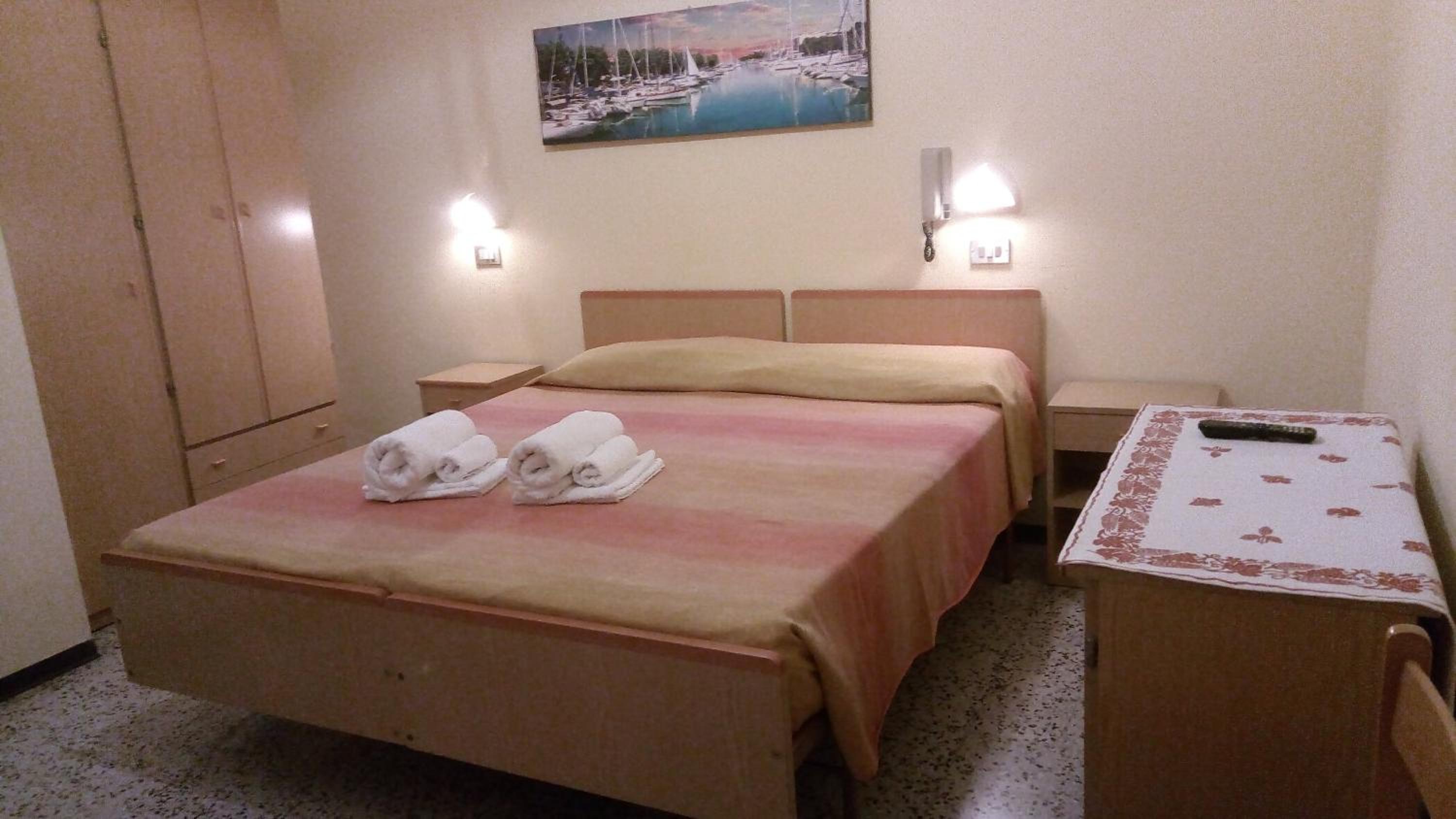 Double or Twin Room with Bathroom - Photo 17