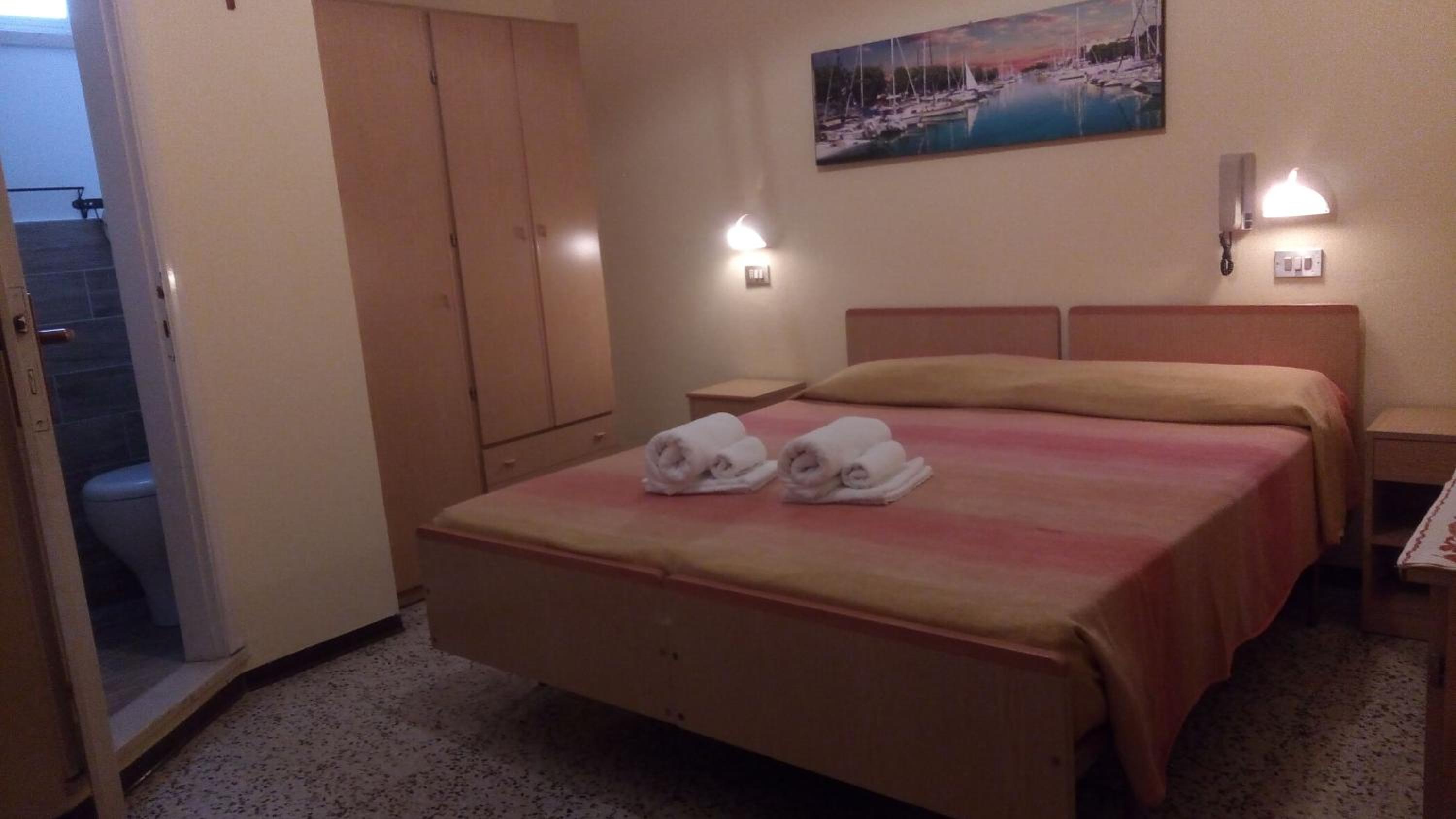 Double or Twin Room with Bathroom - Photo 10
