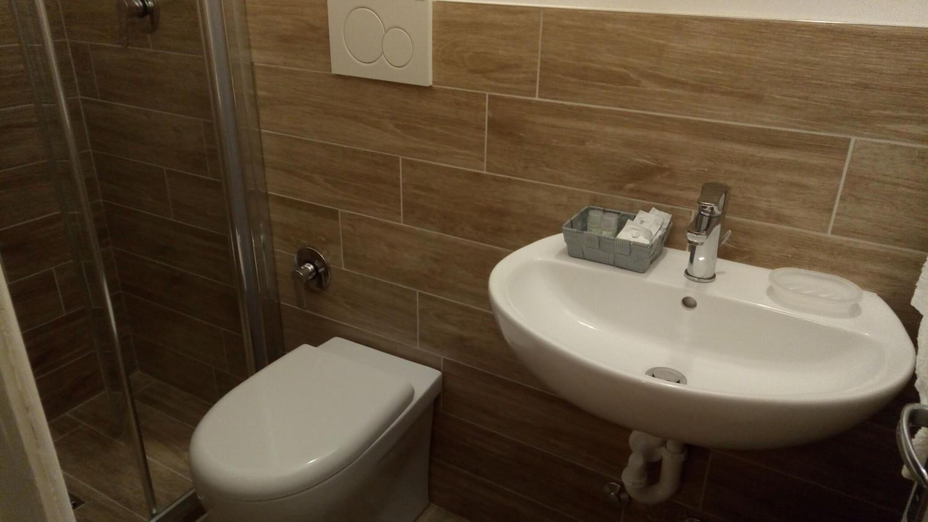 Double or Twin Room with Bathroom - Photo 3