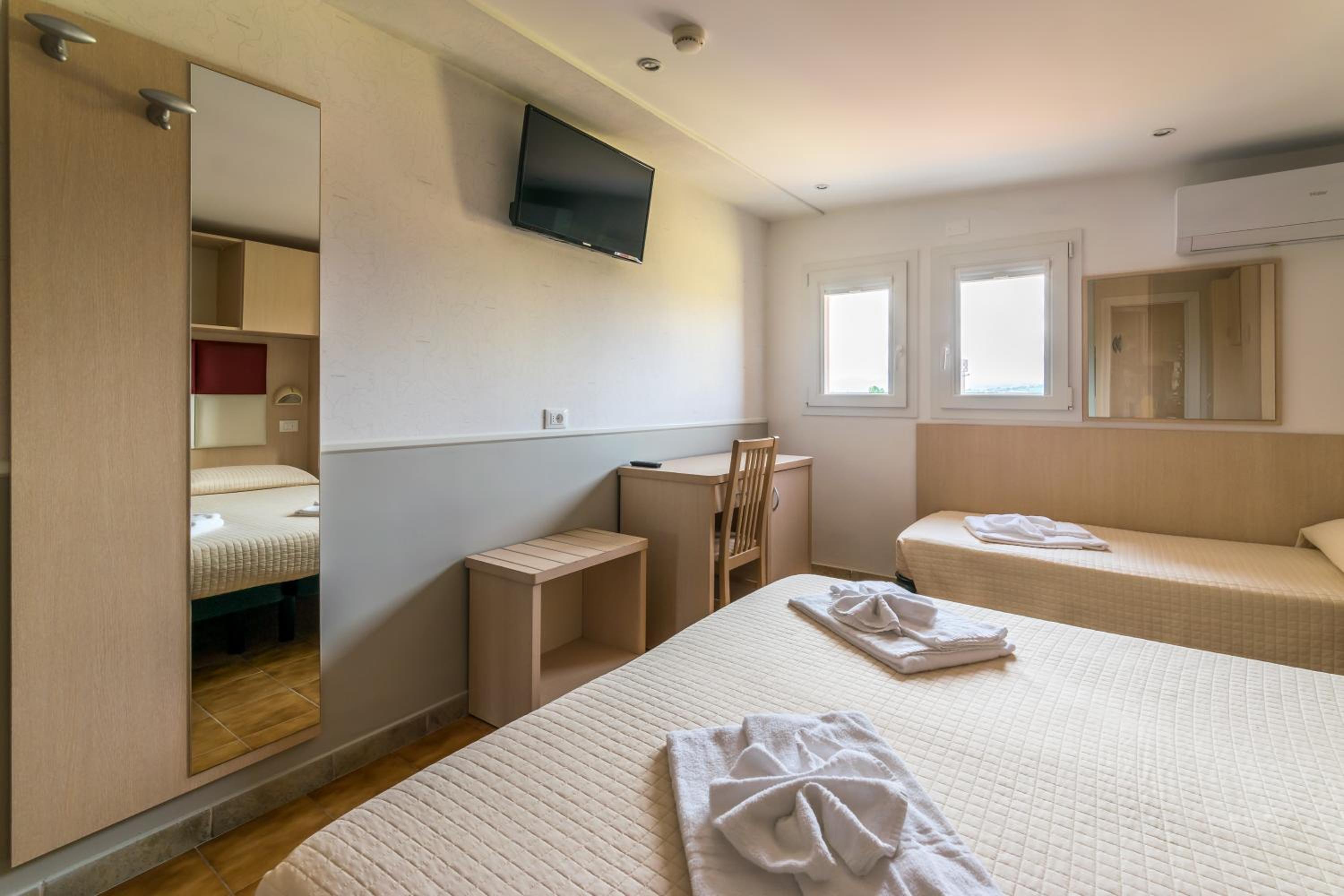 Triple Room - Photo 11