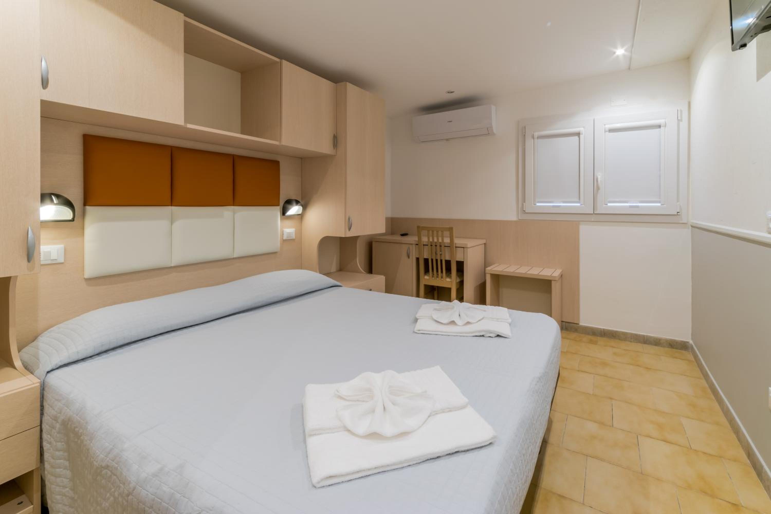 Double or Twin Room - Photo 13
