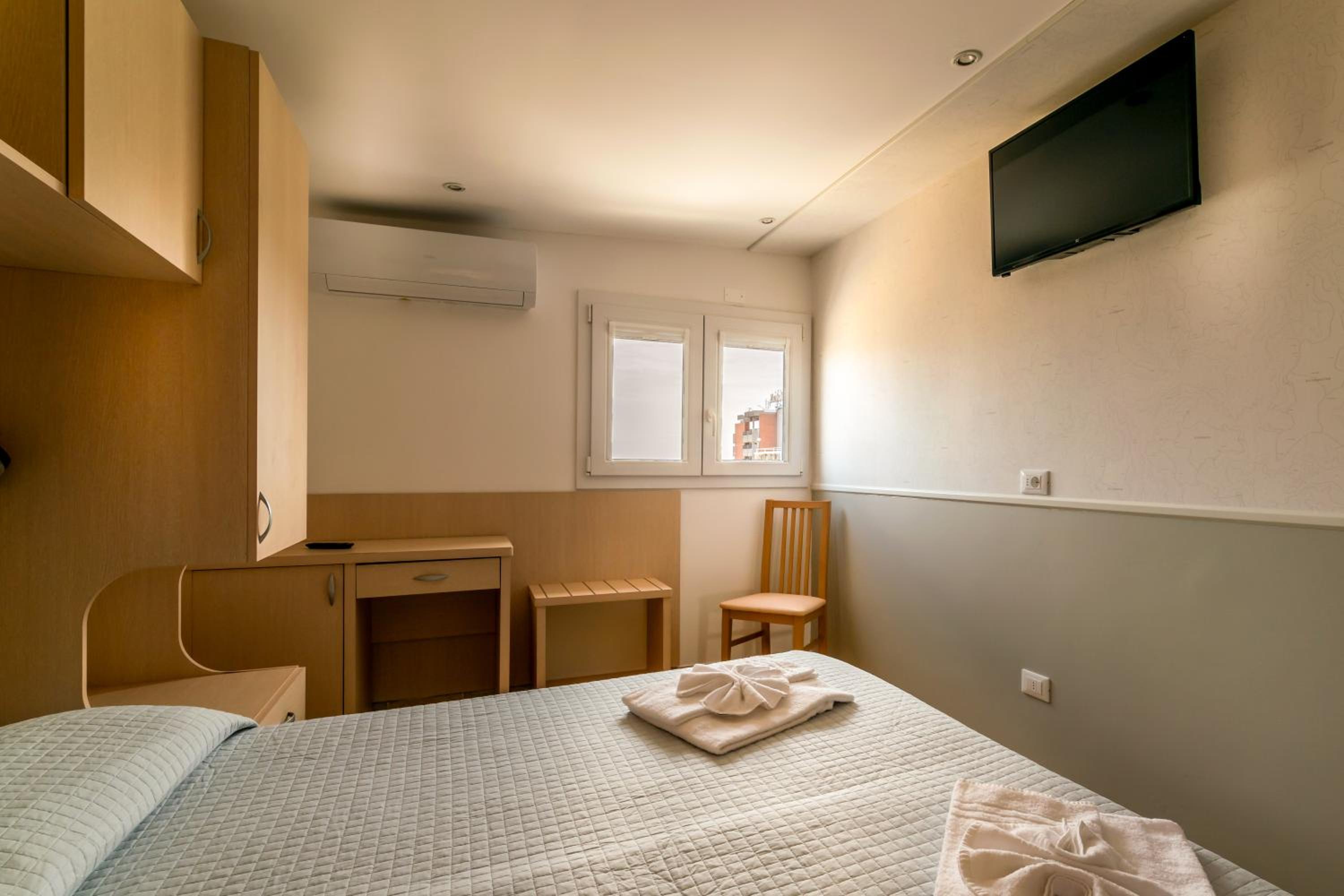 Double or Twin Room - Photo 12