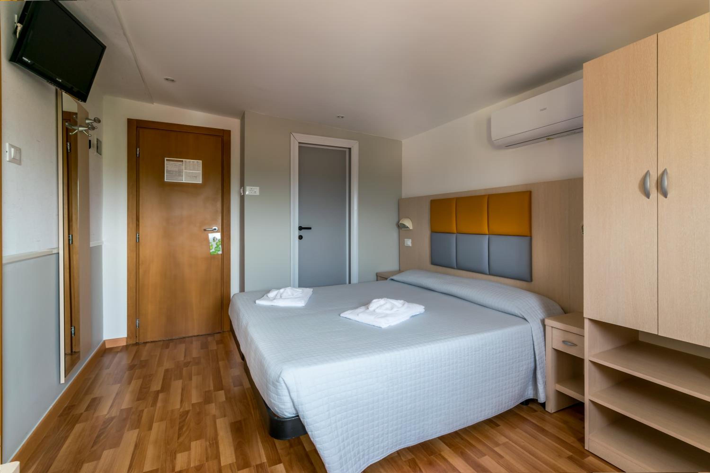 Double or Twin Room - Photo 8