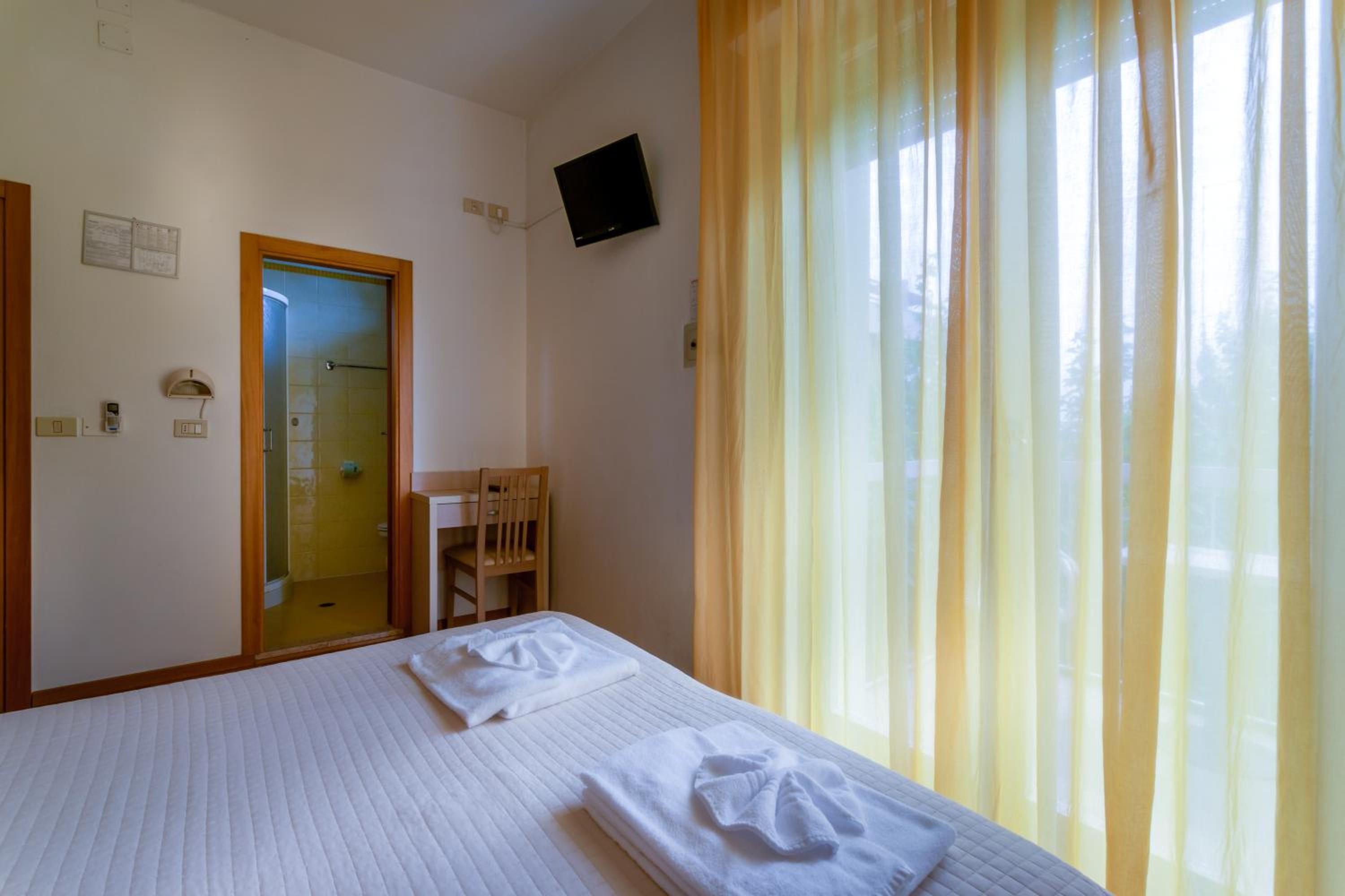Double or Twin Room - Photo 9