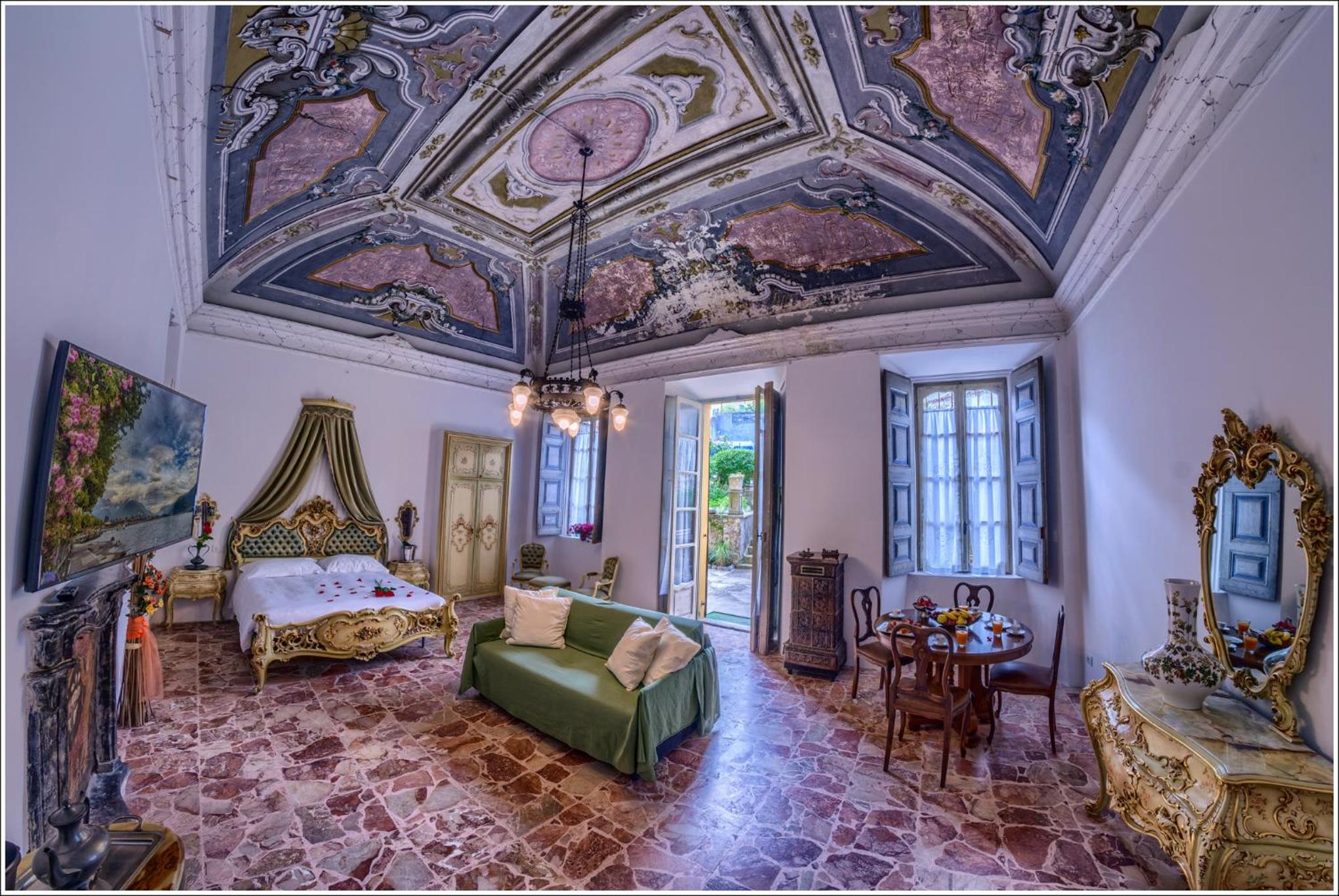 Suite with Jacuzzi and Garden View