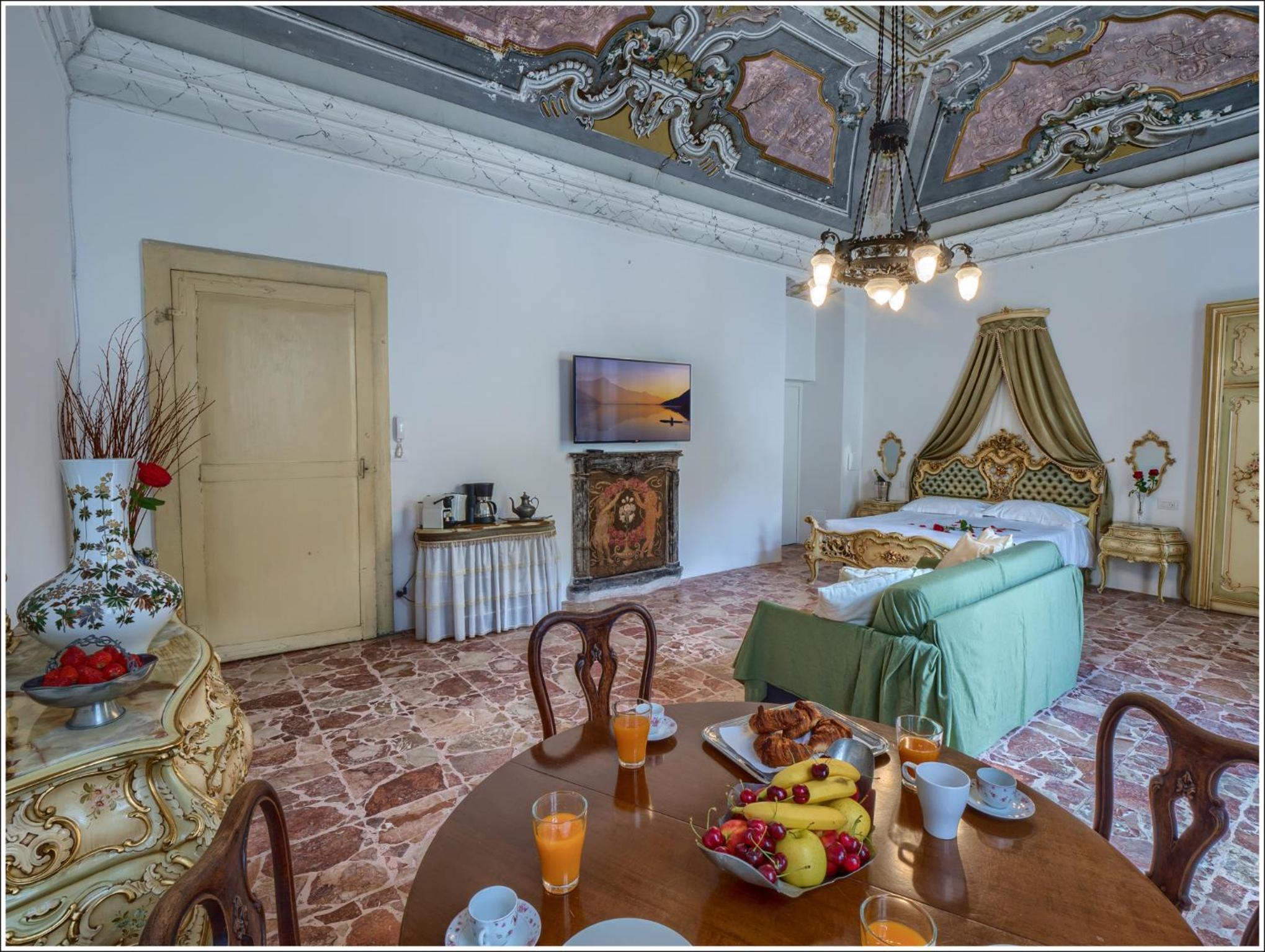 Suite with Jacuzzi and Garden View photo 2